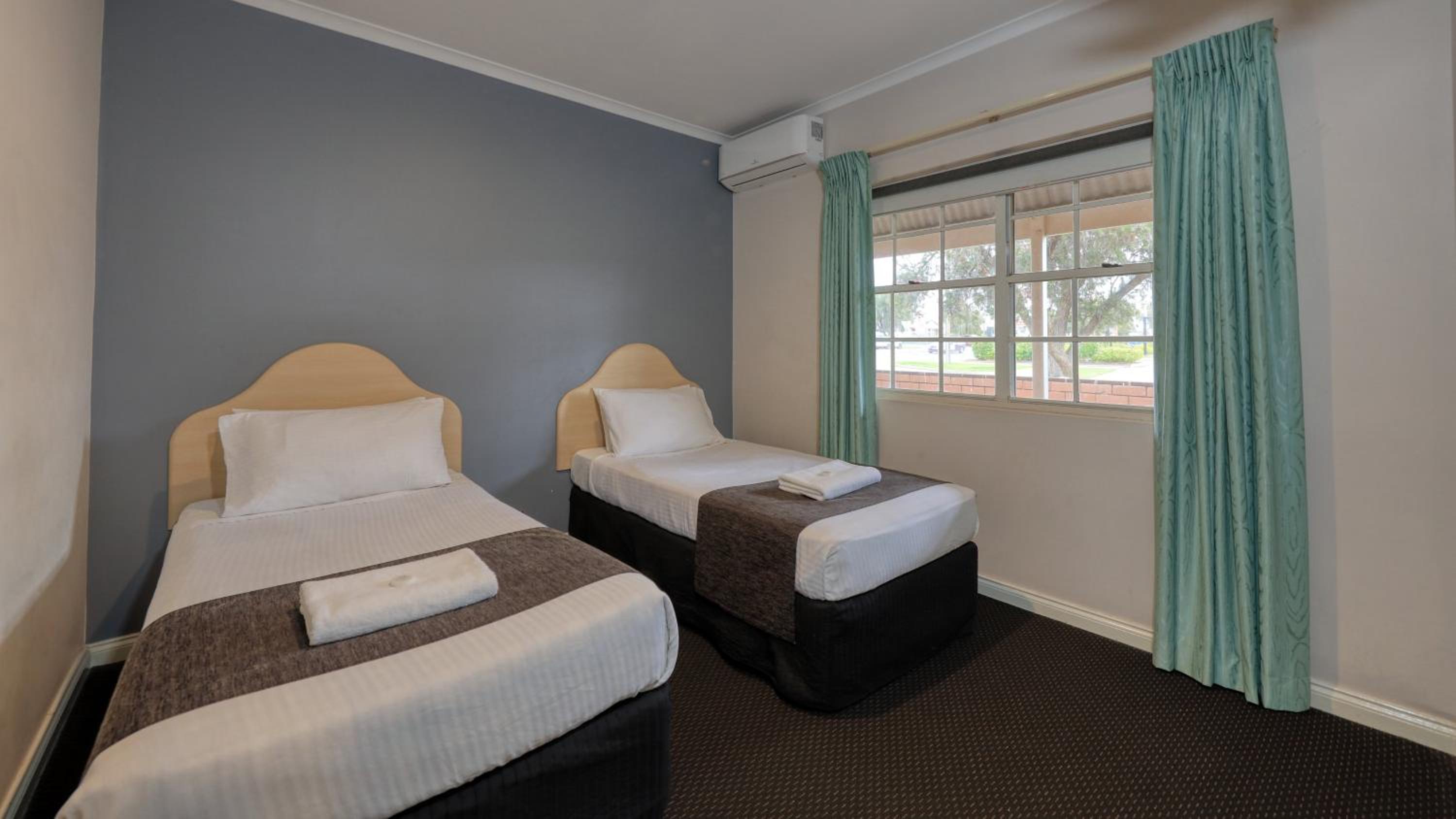 Charles Rasp Motor Inn & Cottages