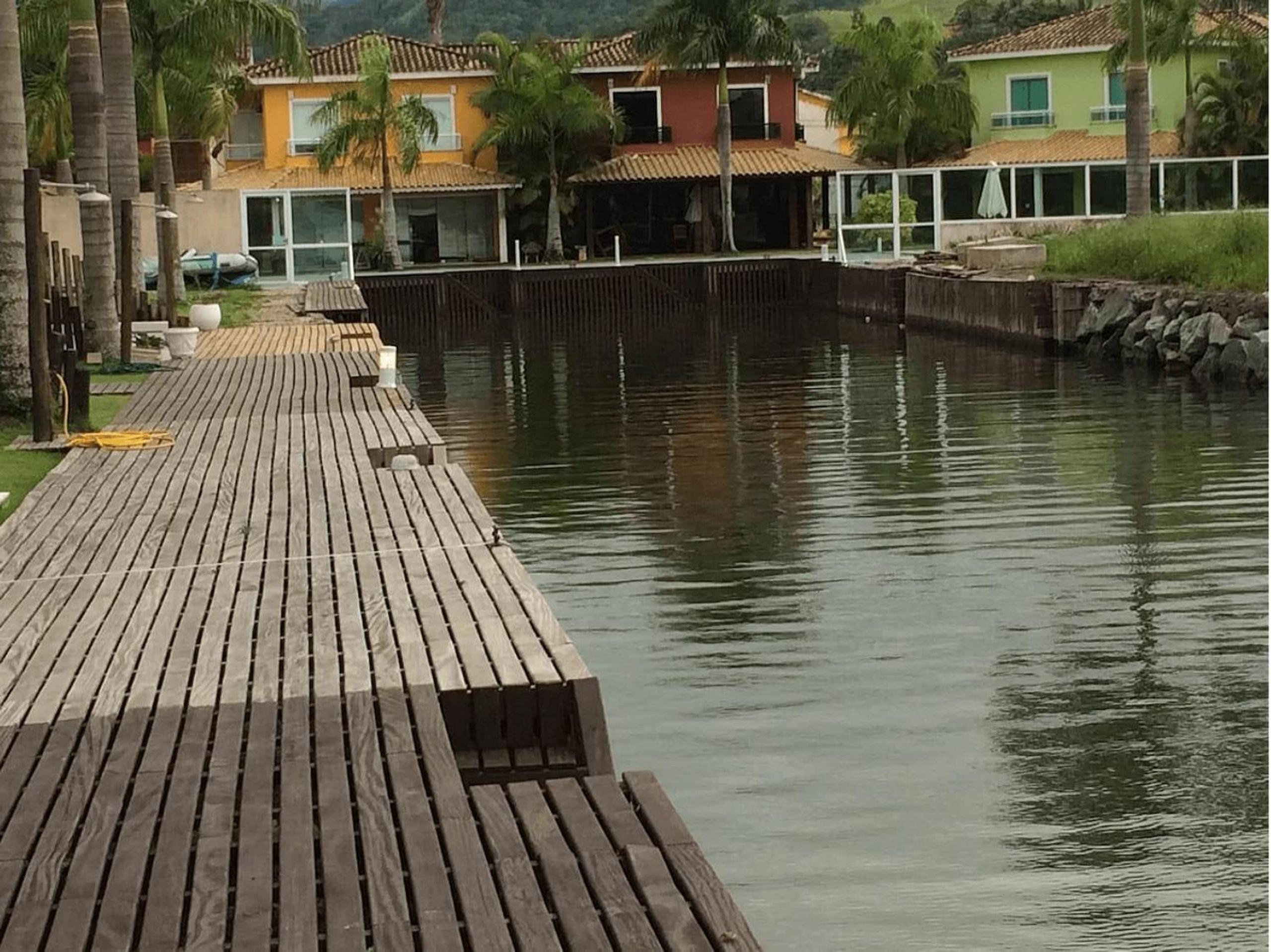 Casa com deck navegável e jacuzzi em Angra dos Reis RJ - Praia da Ribeira
