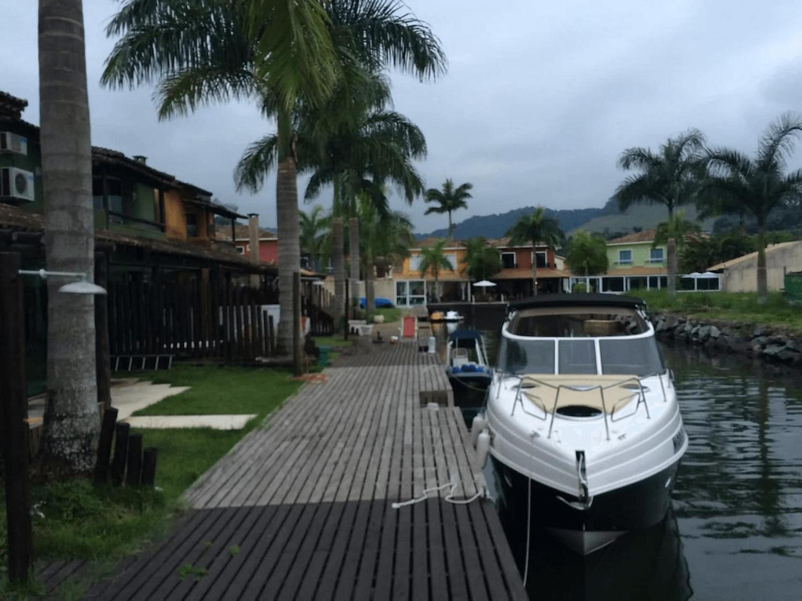 Casa com deck navegável e jacuzzi em Angra dos Reis RJ - Praia da Ribeira