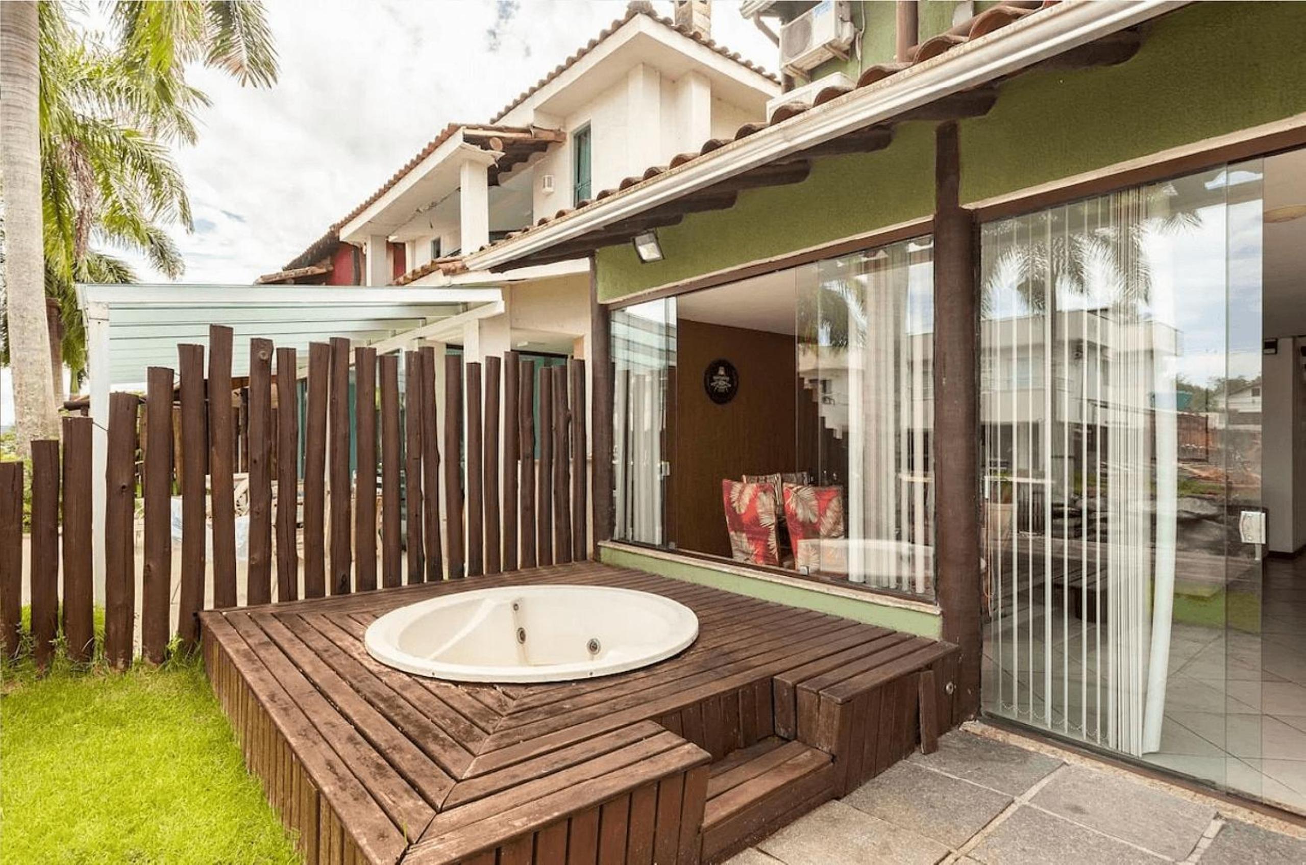 Casa com deck navegável e jacuzzi em Angra dos Reis RJ - Praia da Ribeira