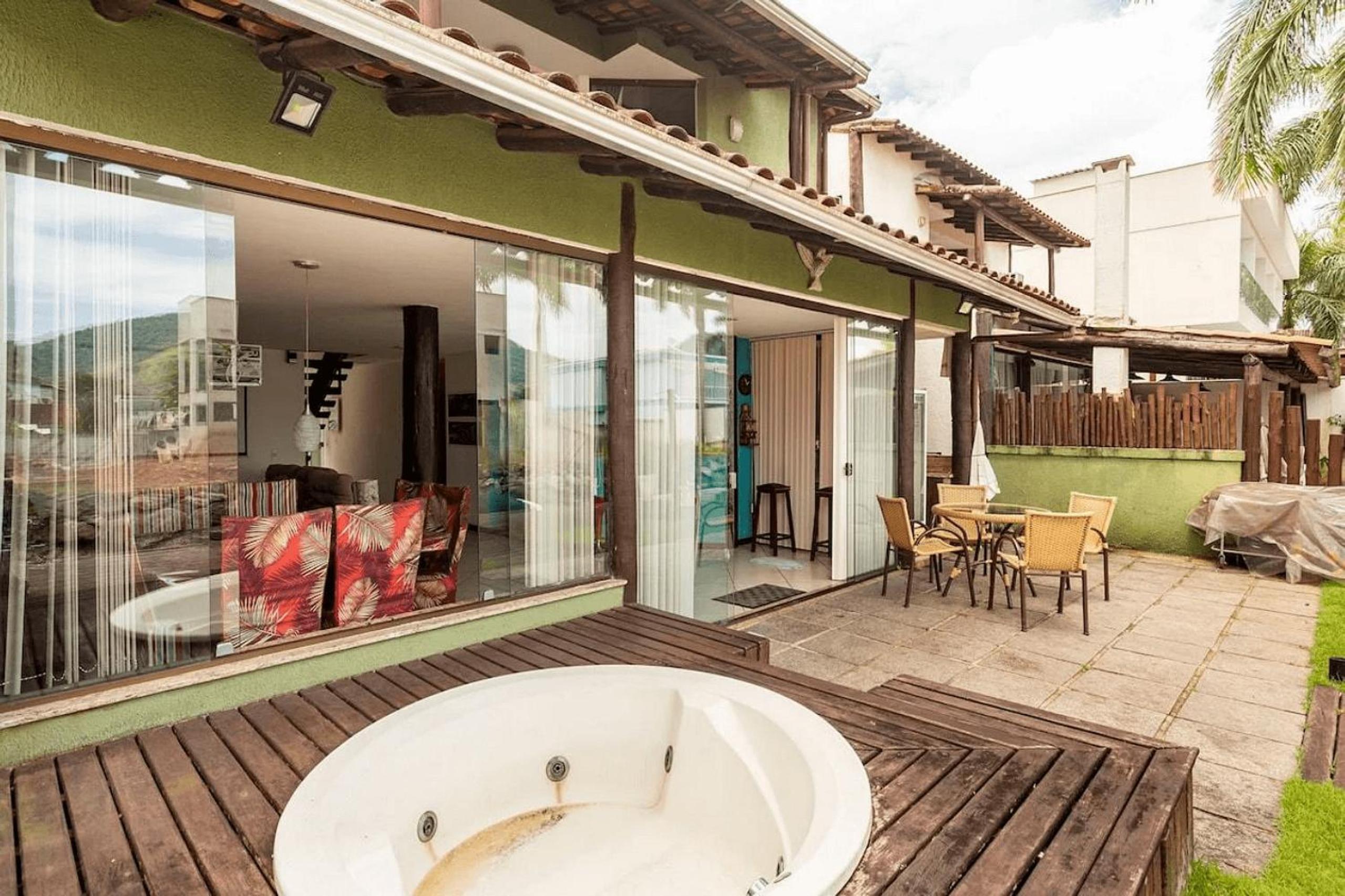 Casa com deck navegável e jacuzzi em Angra dos Reis RJ - Praia da Ribeira