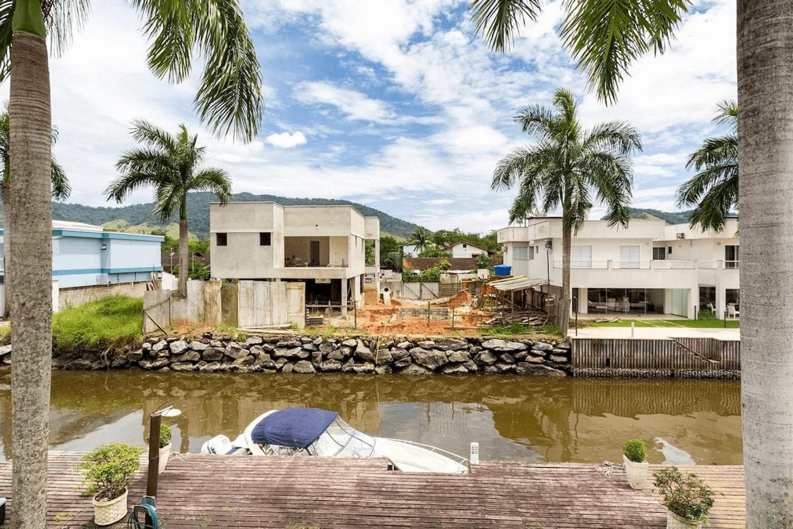 Casa com deck navegável e jacuzzi em Angra dos Reis RJ - Praia da Ribeira