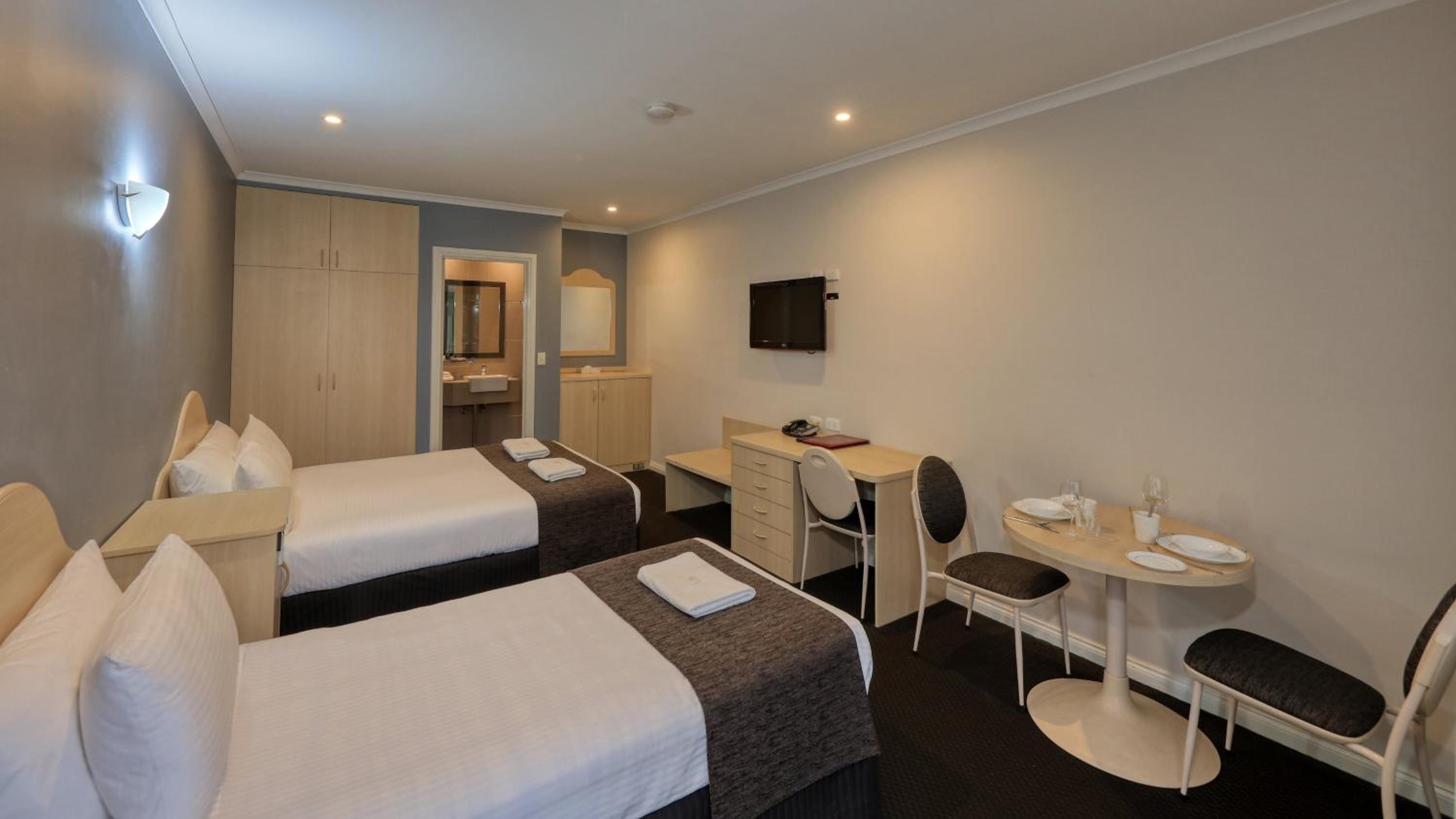 Charles Rasp Motor Inn & Cottages
