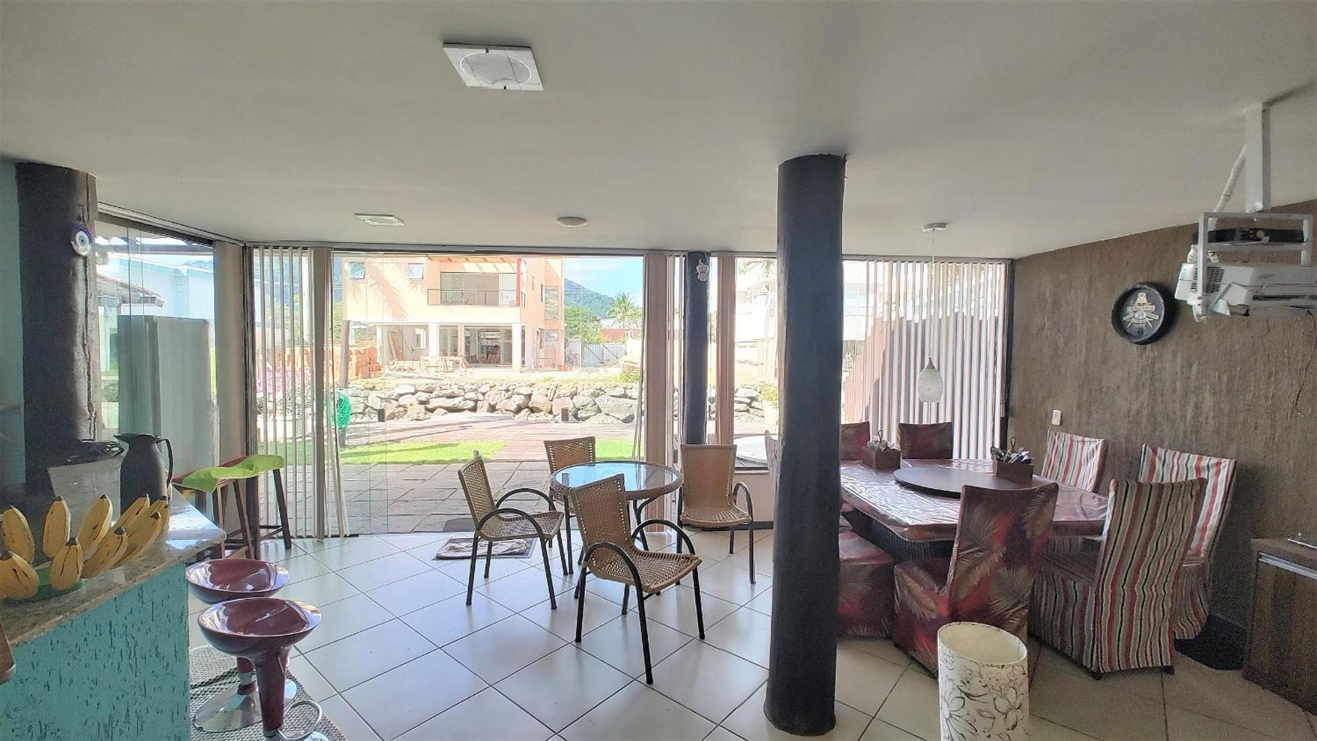 Casa com deck navegável e jacuzzi em Angra dos Reis RJ - Praia da Ribeira