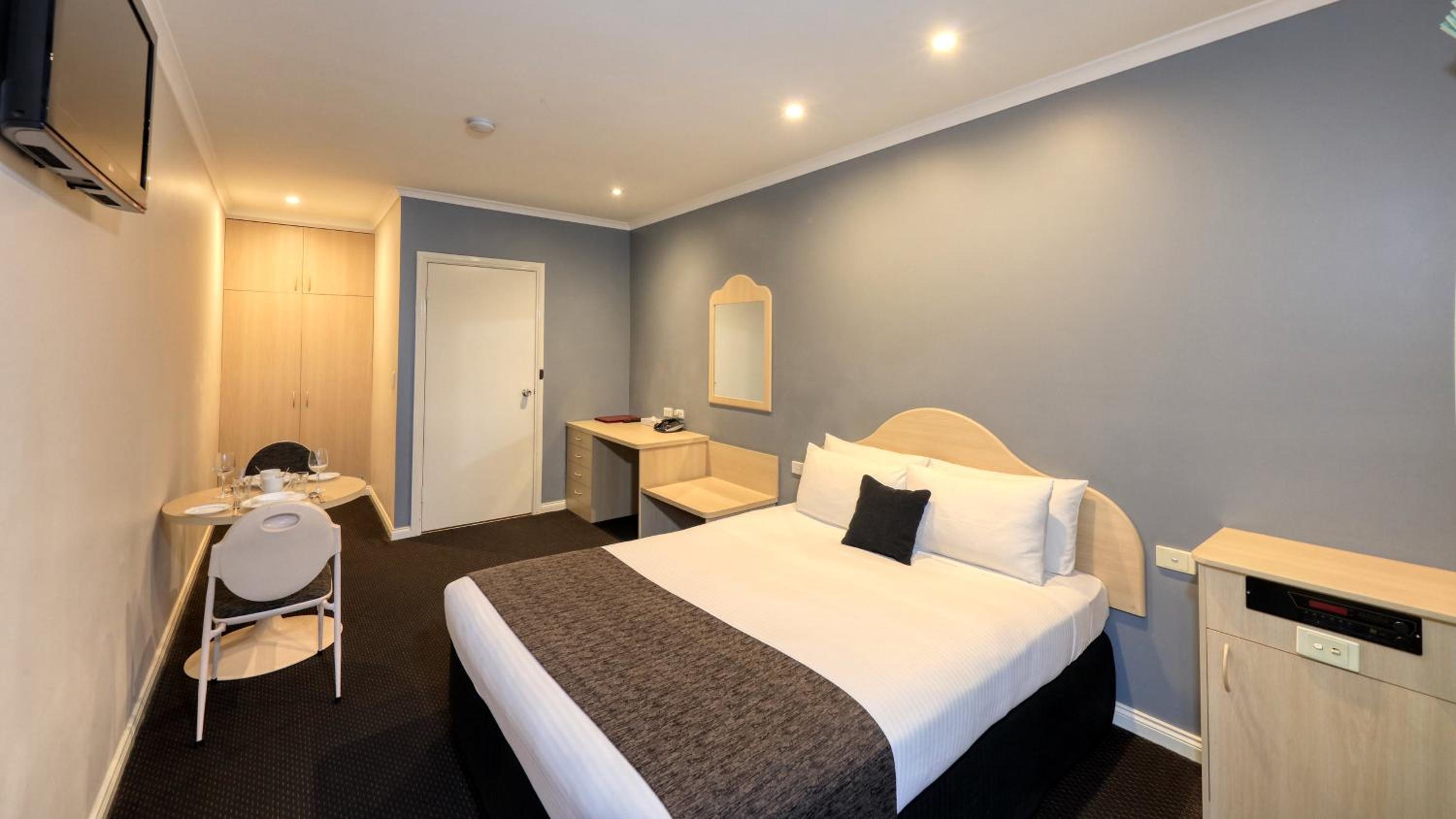 Charles Rasp Motor Inn & Cottages