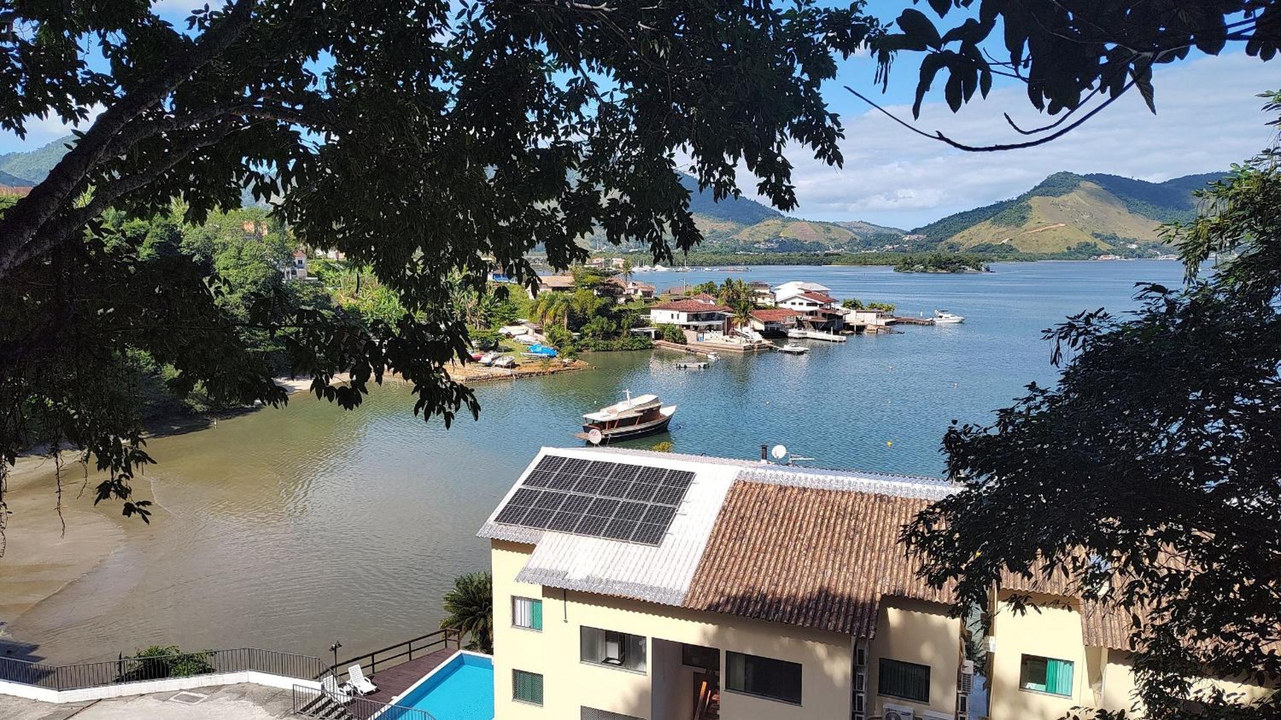Casa com deck navegável e jacuzzi em Angra dos Reis RJ - Praia da Ribeira