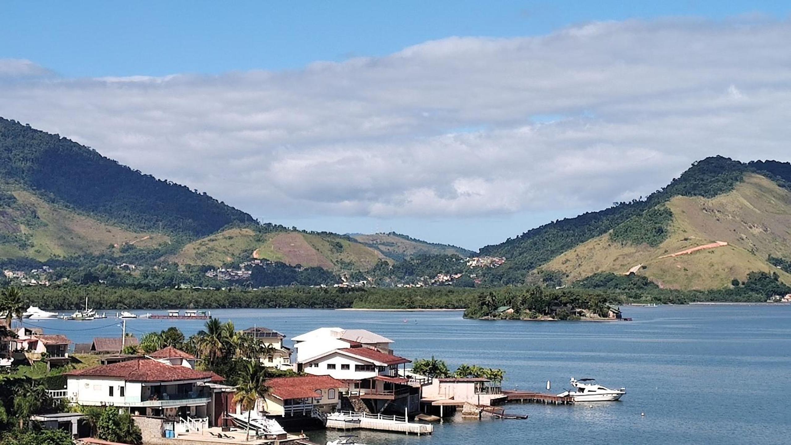 Casa com deck navegável e jacuzzi em Angra dos Reis RJ - Praia da Ribeira