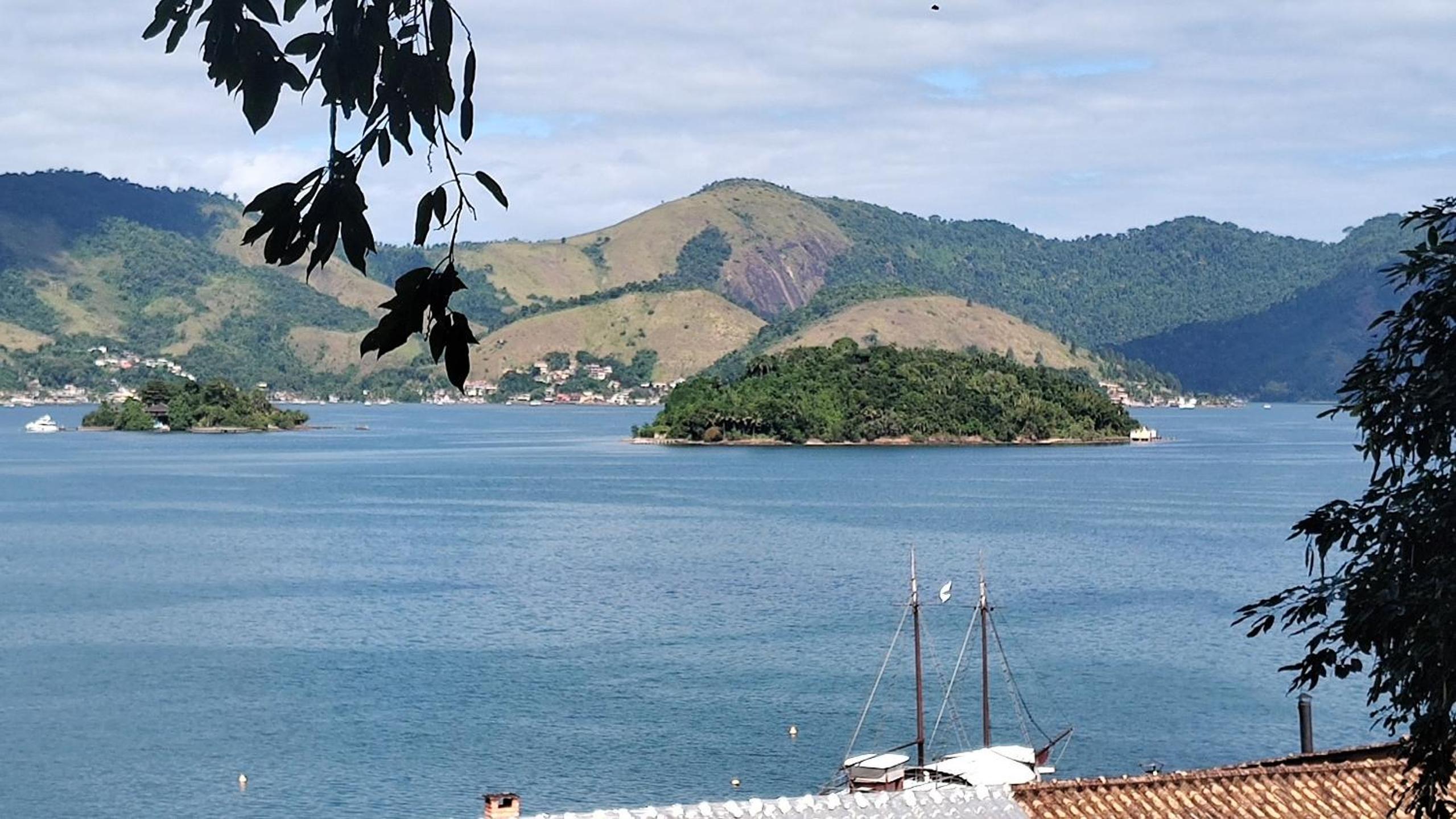 Casa com deck navegável e jacuzzi em Angra dos Reis RJ - Praia da Ribeira