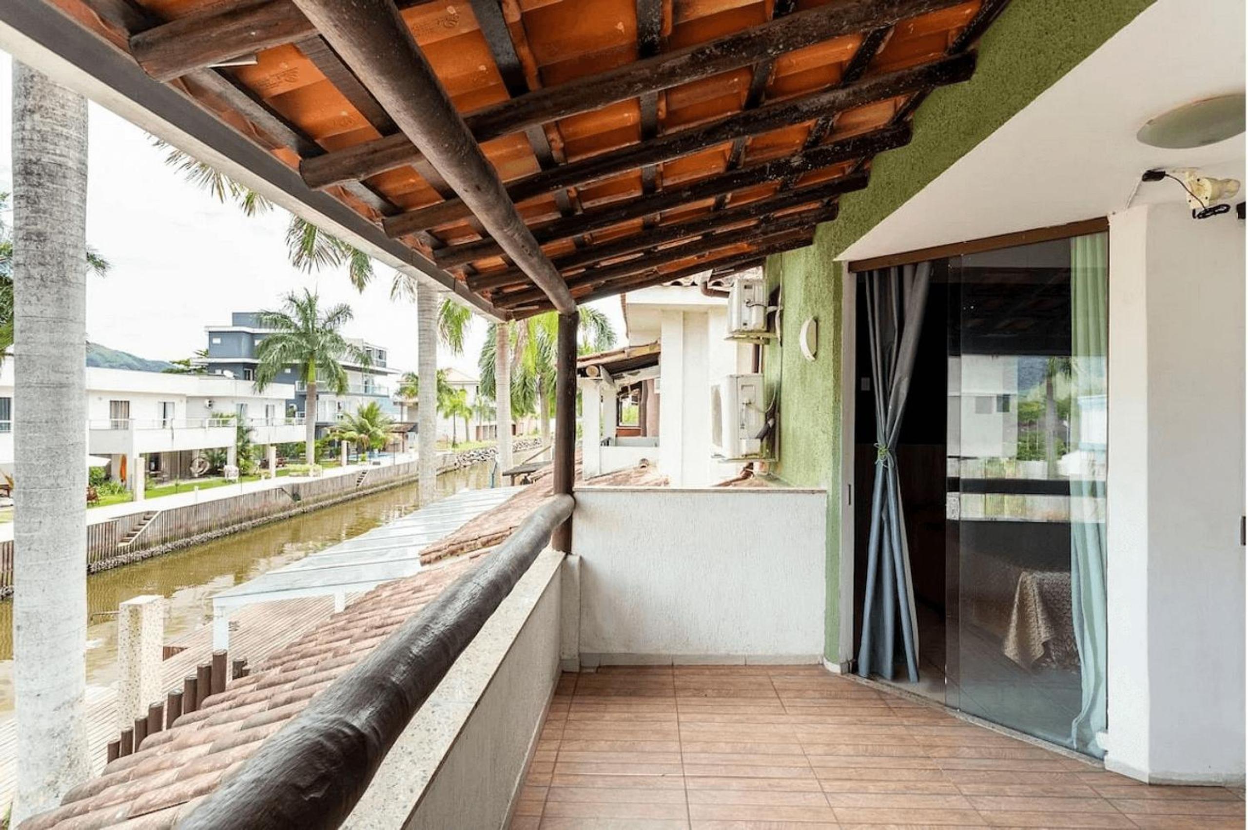 Casa com deck navegável e jacuzzi em Angra dos Reis RJ - Praia da Ribeira