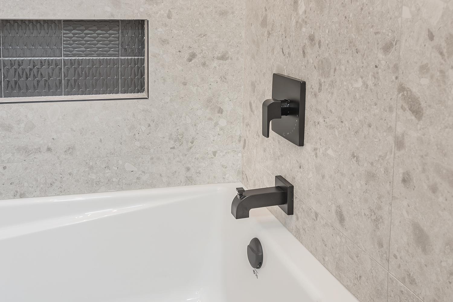 FREE PARKING PRIME LOCATION NEW MODERN CONDO