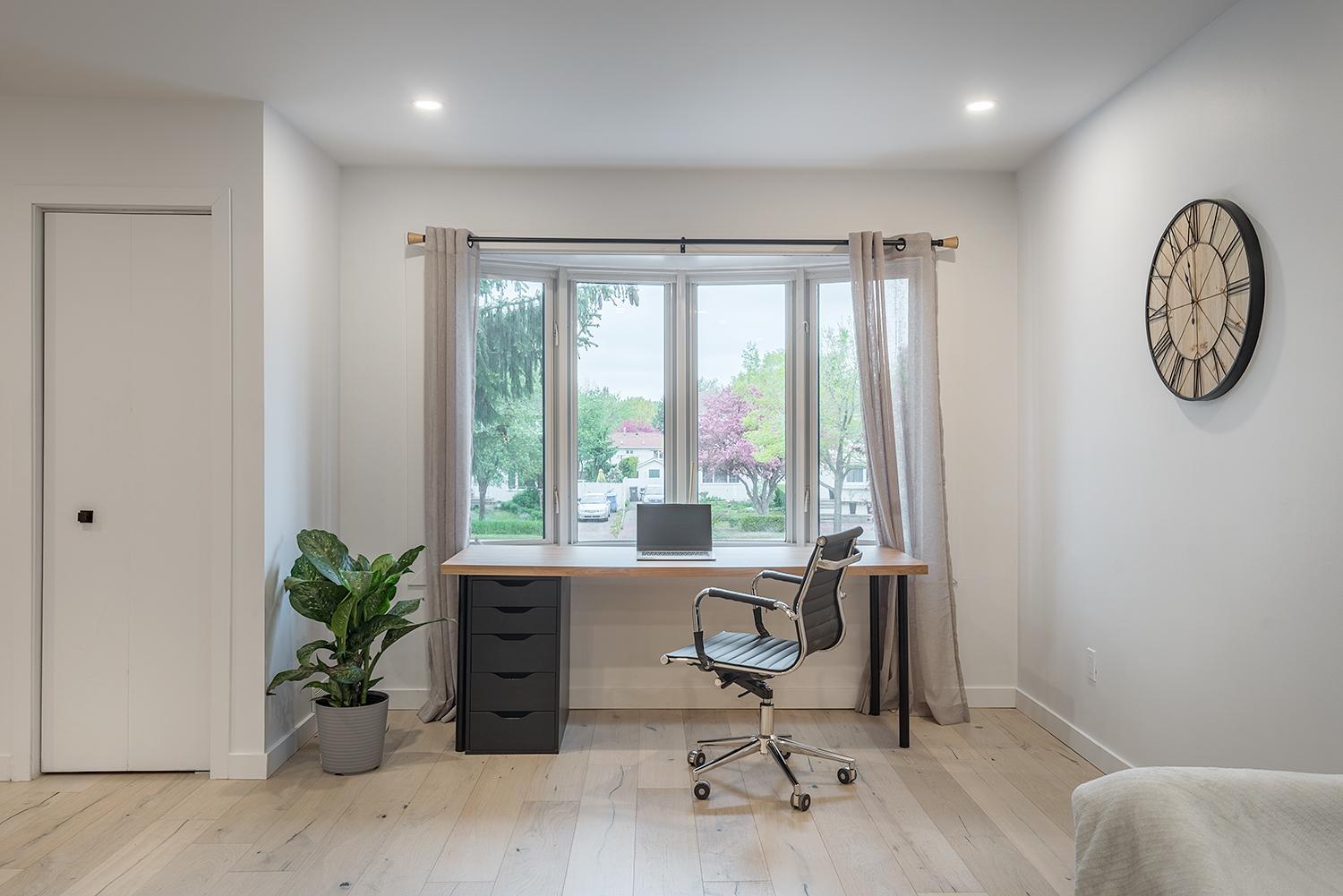 FREE PARKING PRIME LOCATION NEW MODERN CONDO