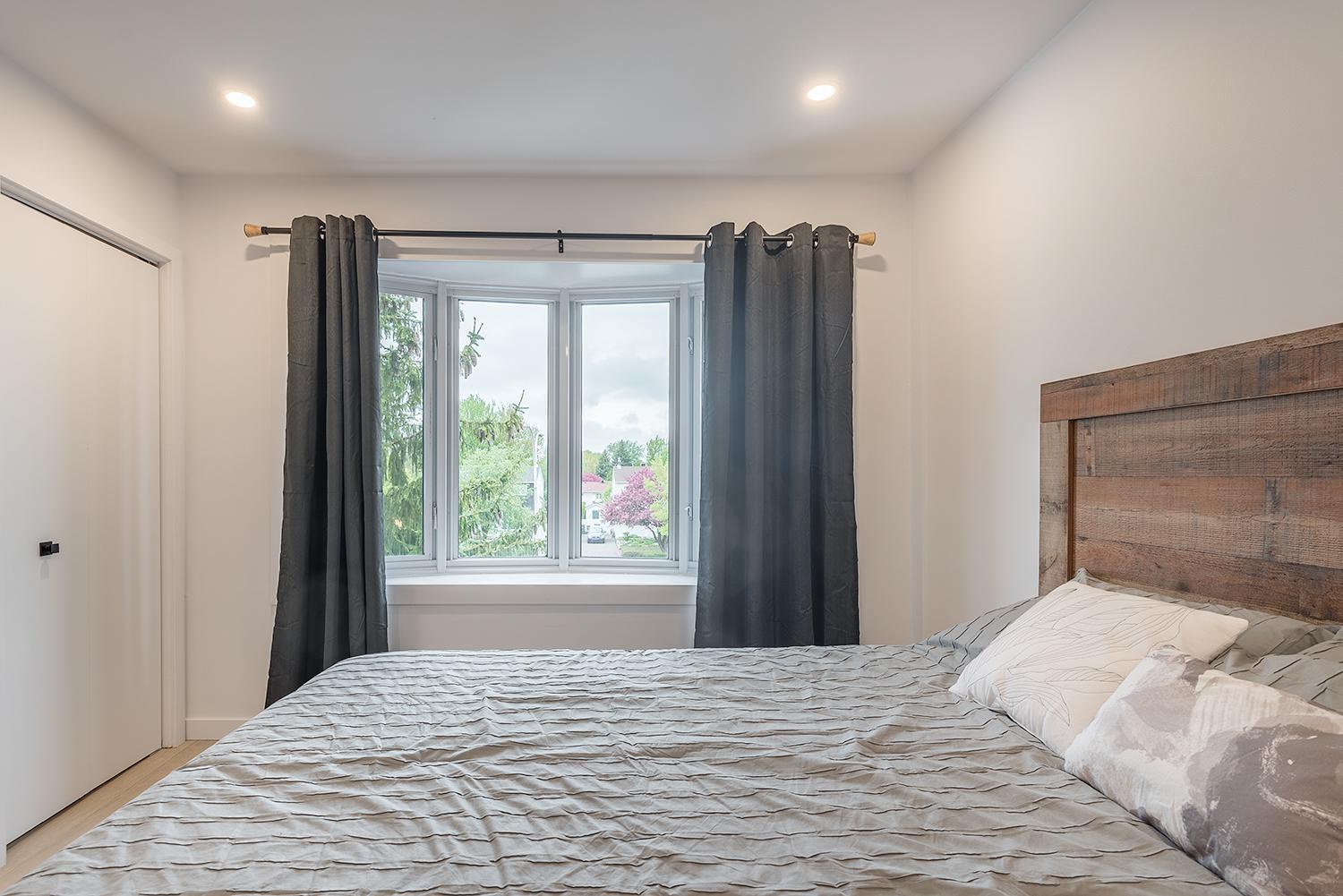 FREE PARKING PRIME LOCATION NEW MODERN CONDO