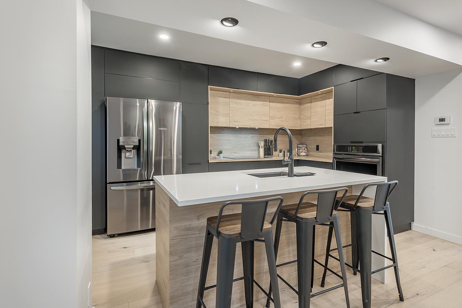 FREE PARKING PRIME LOCATION NEW MODERN CONDO