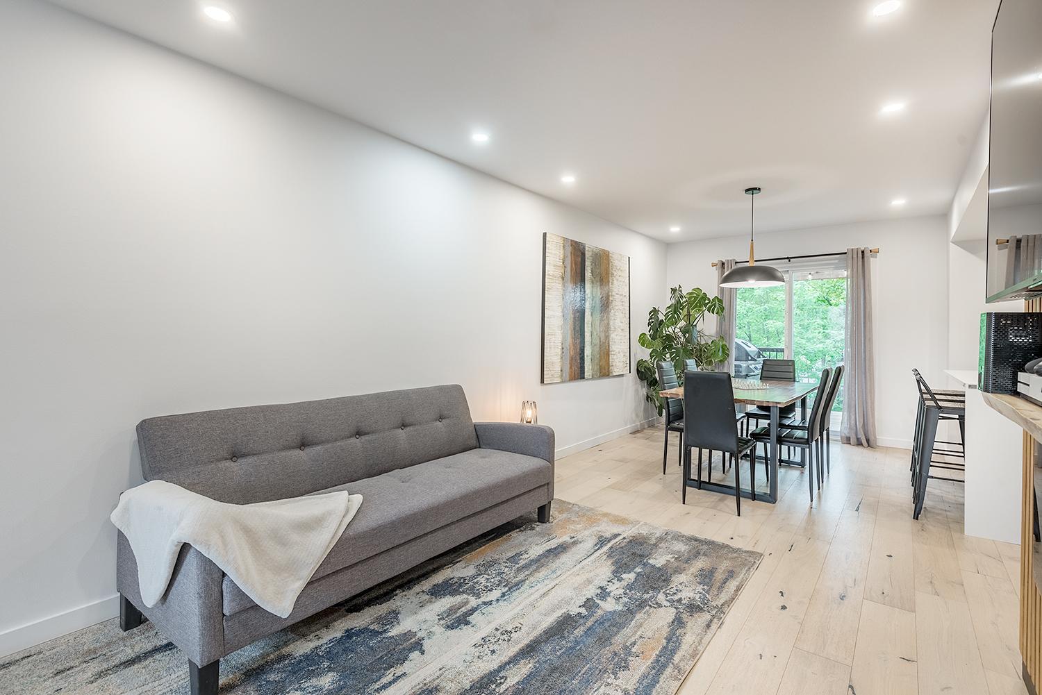 FREE PARKING PRIME LOCATION NEW MODERN CONDO