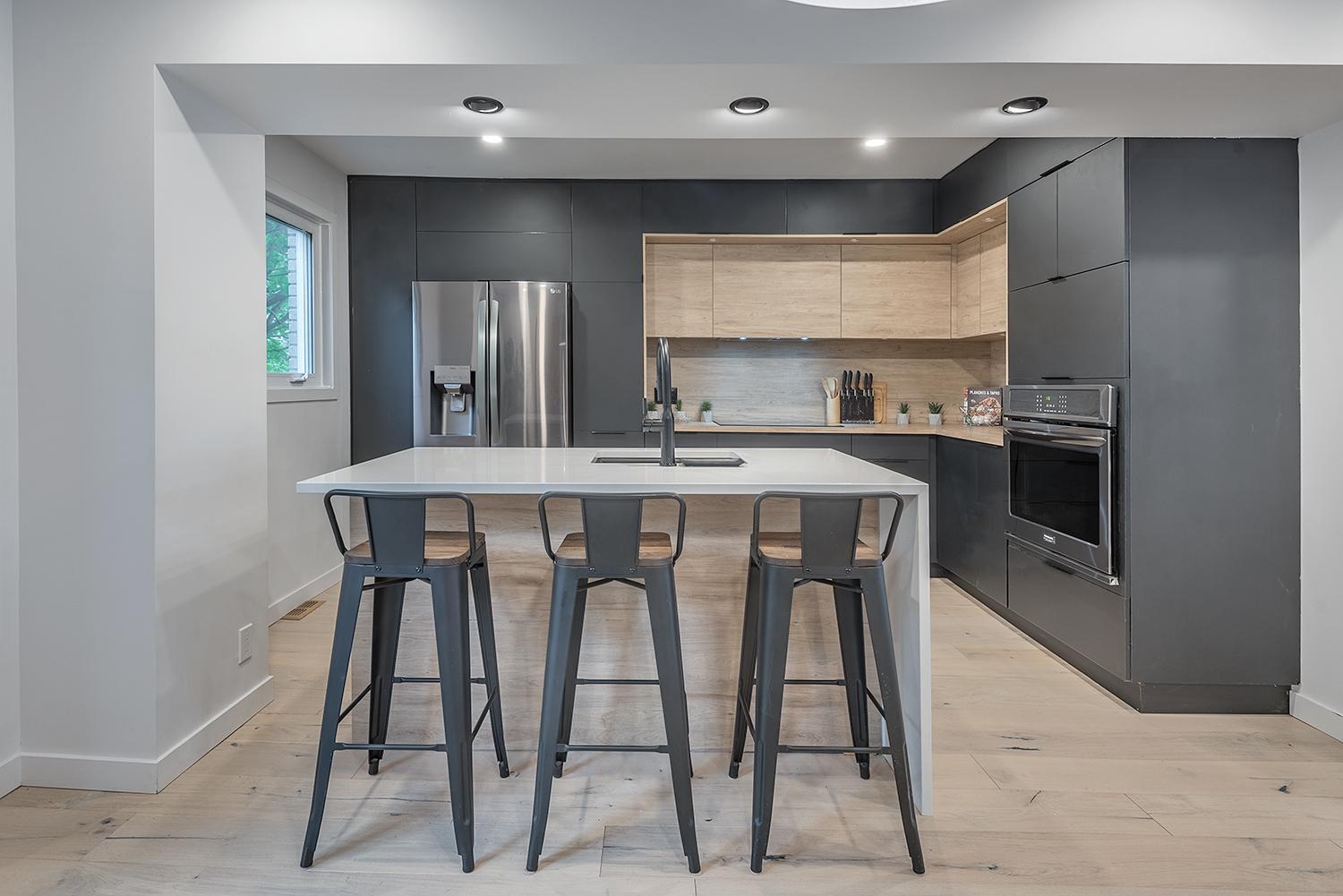FREE PARKING PRIME LOCATION NEW MODERN CONDO