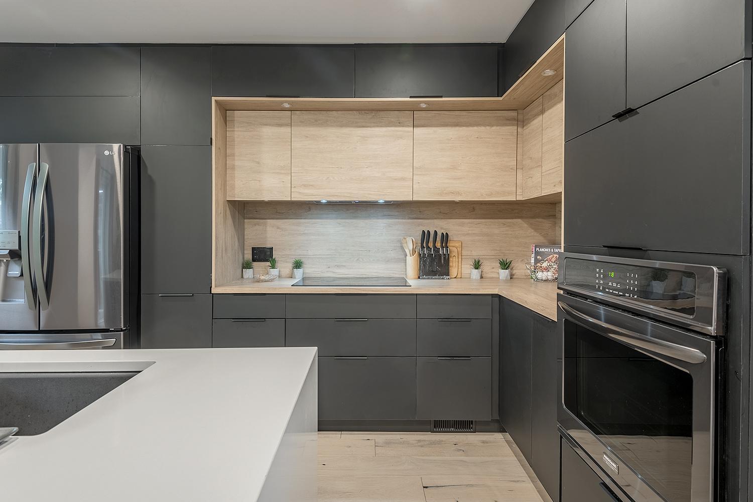 FREE PARKING PRIME LOCATION NEW MODERN CONDO