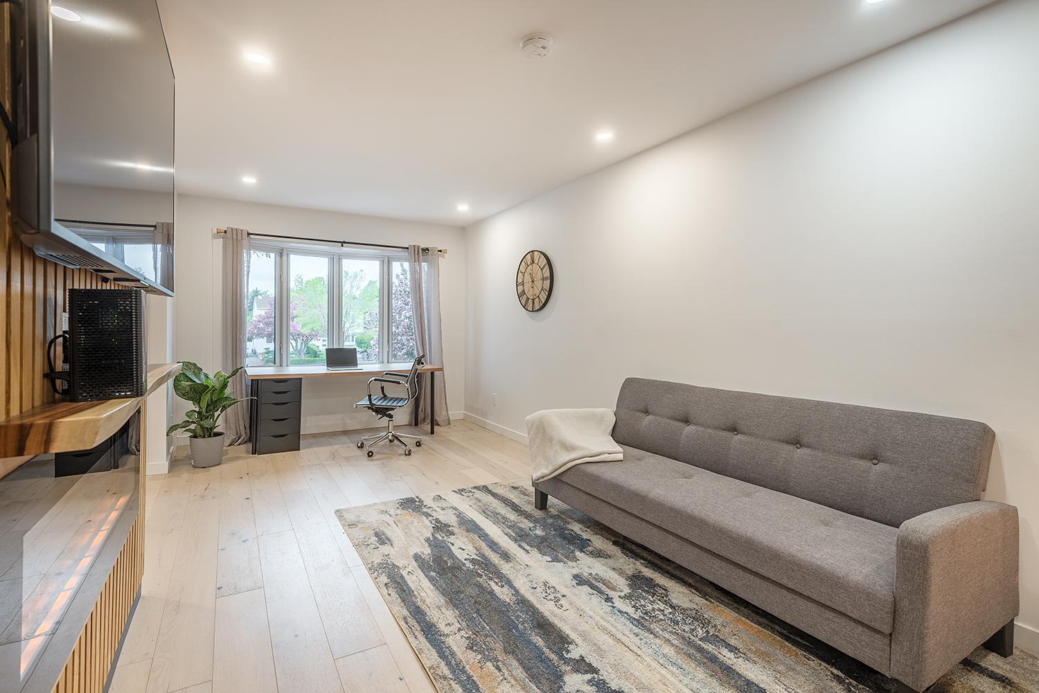 FREE PARKING PRIME LOCATION NEW MODERN CONDO