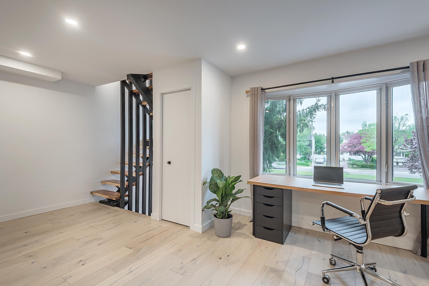 FREE PARKING PRIME LOCATION NEW MODERN CONDO