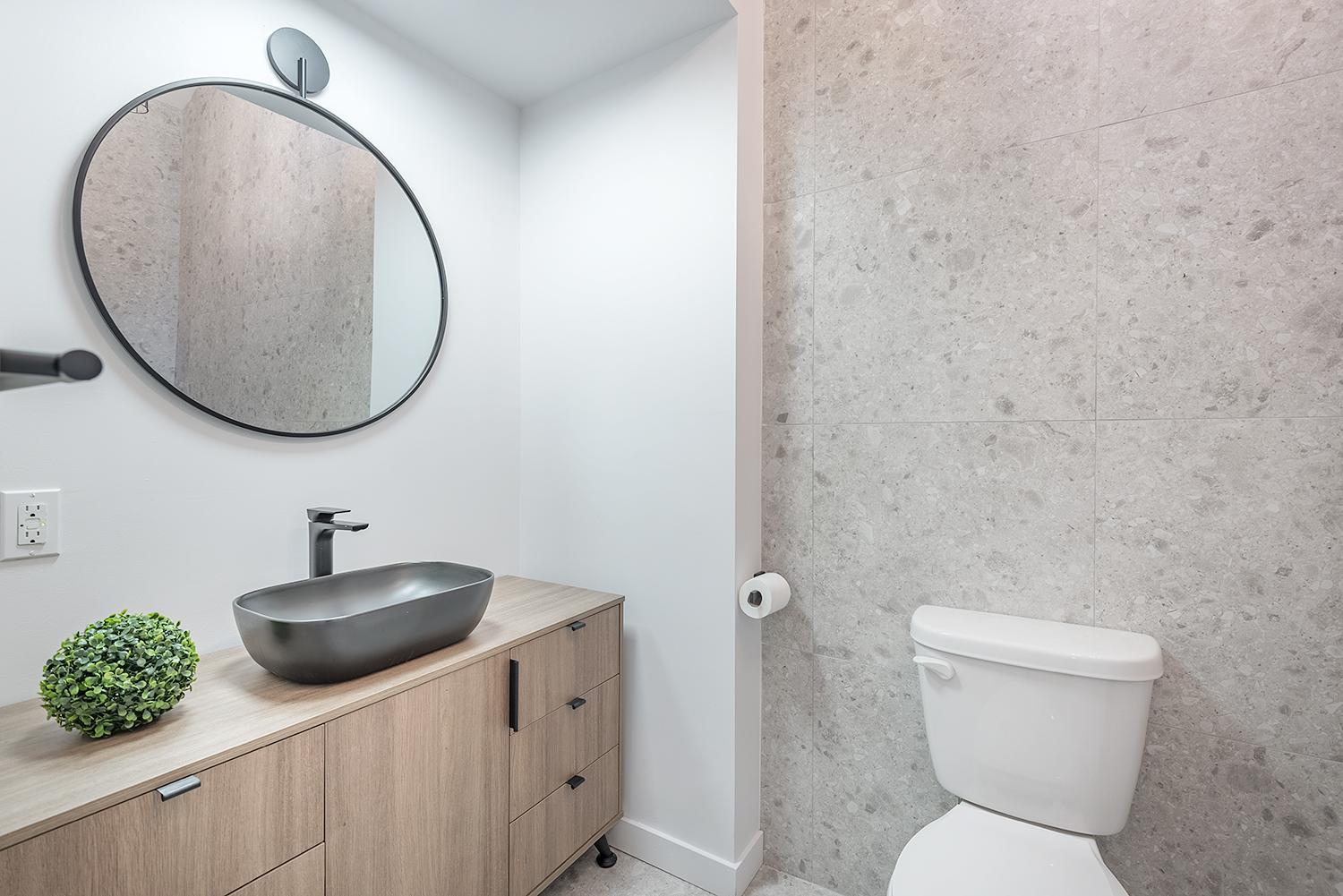 FREE PARKING PRIME LOCATION NEW MODERN CONDO
