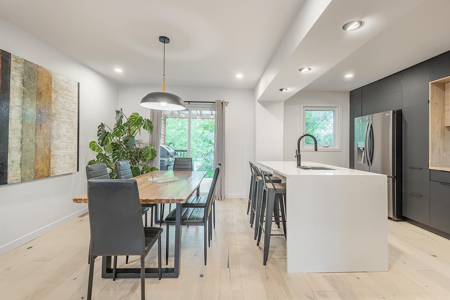 FREE PARKING PRIME LOCATION NEW MODERN CONDO