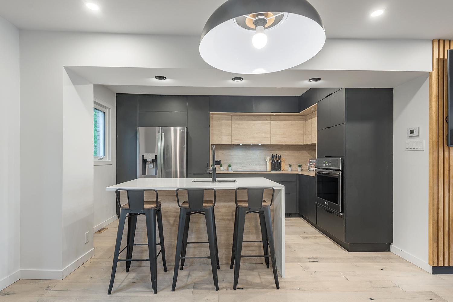 FREE PARKING PRIME LOCATION NEW MODERN CONDO
