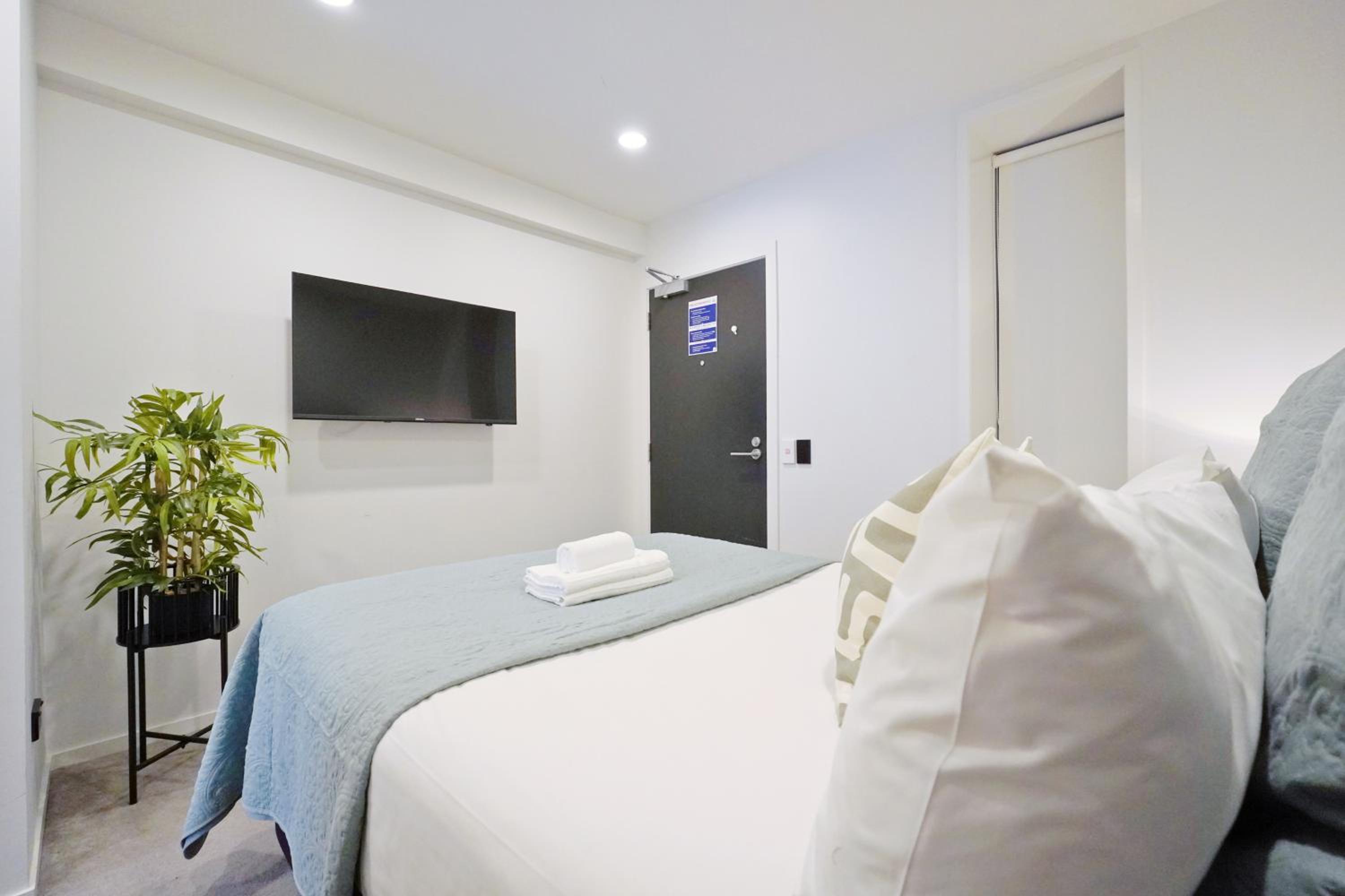 Comfortable 1-bedroom studio in CBD with pool view 4