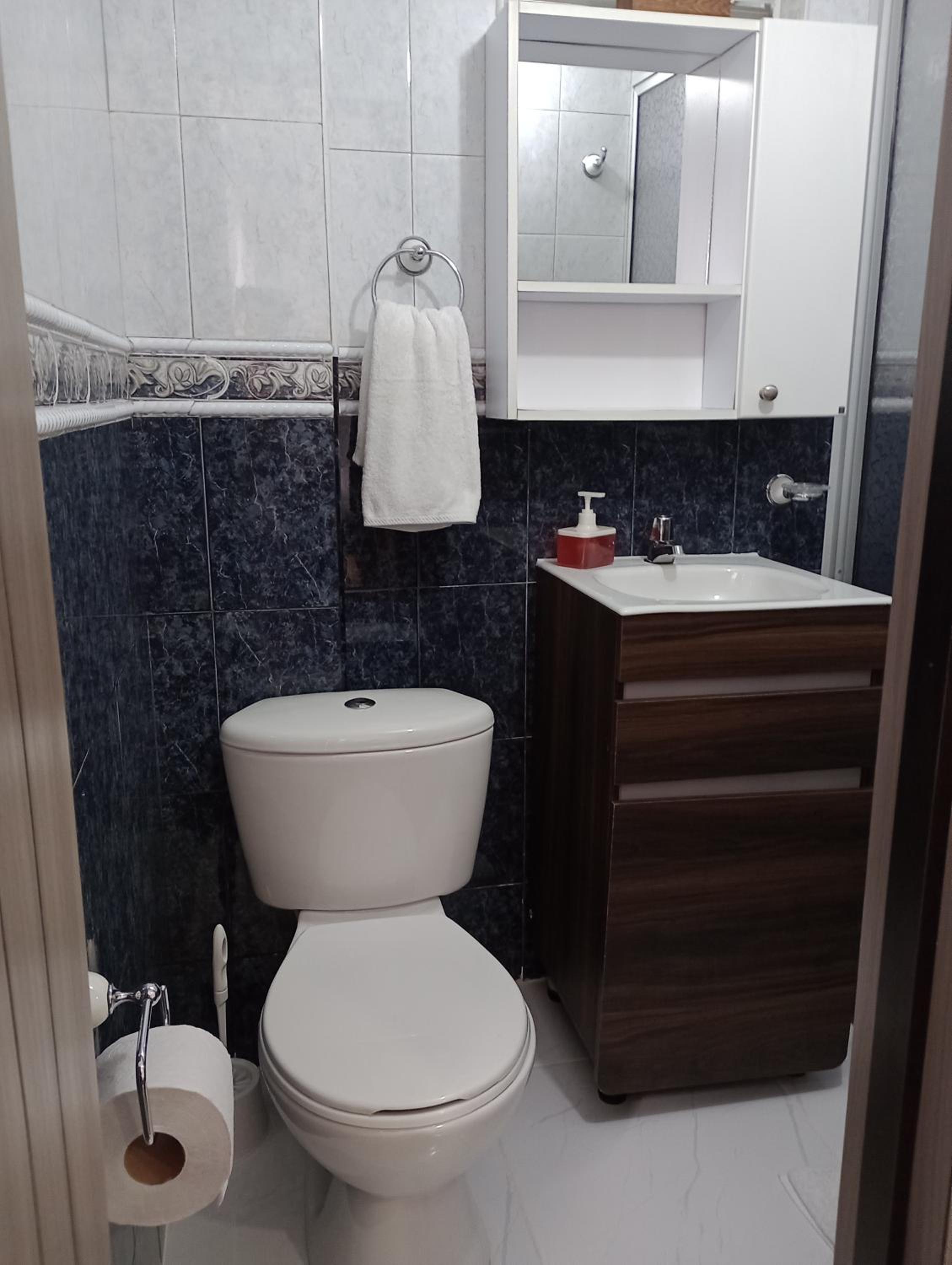 HABITACIÓN CON BAÑO PRIVADO EN SECTOR TURÍSTICO