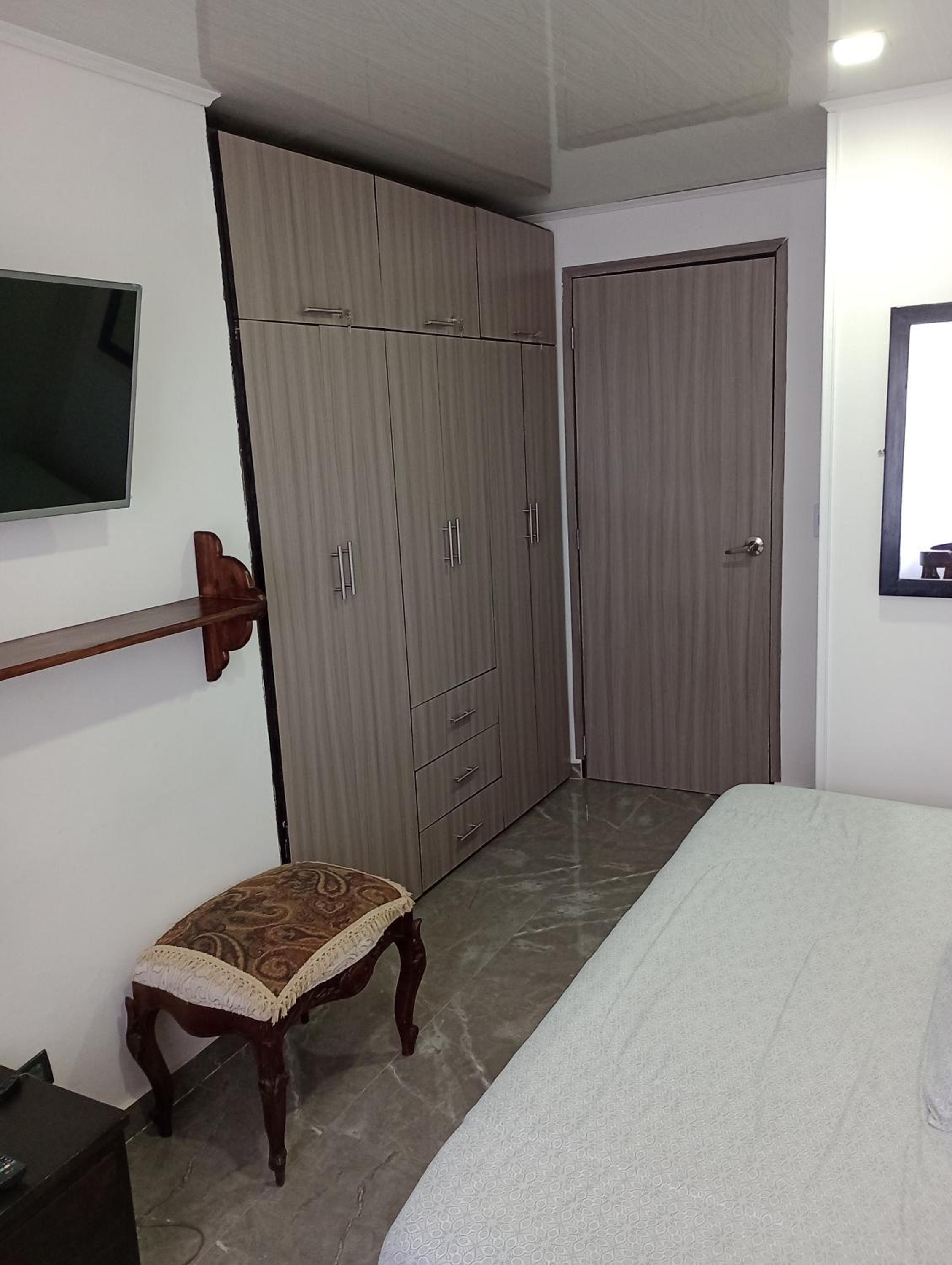 HABITACIÓN CON BAÑO PRIVADO EN SECTOR TURÍSTICO