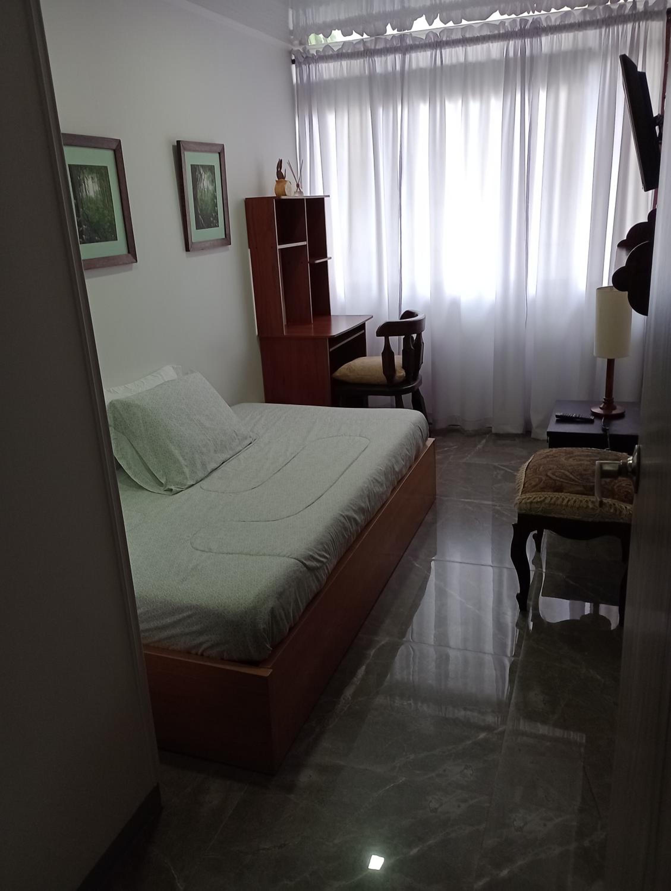 HABITACIÓN CON BAÑO PRIVADO EN SECTOR TURÍSTICO