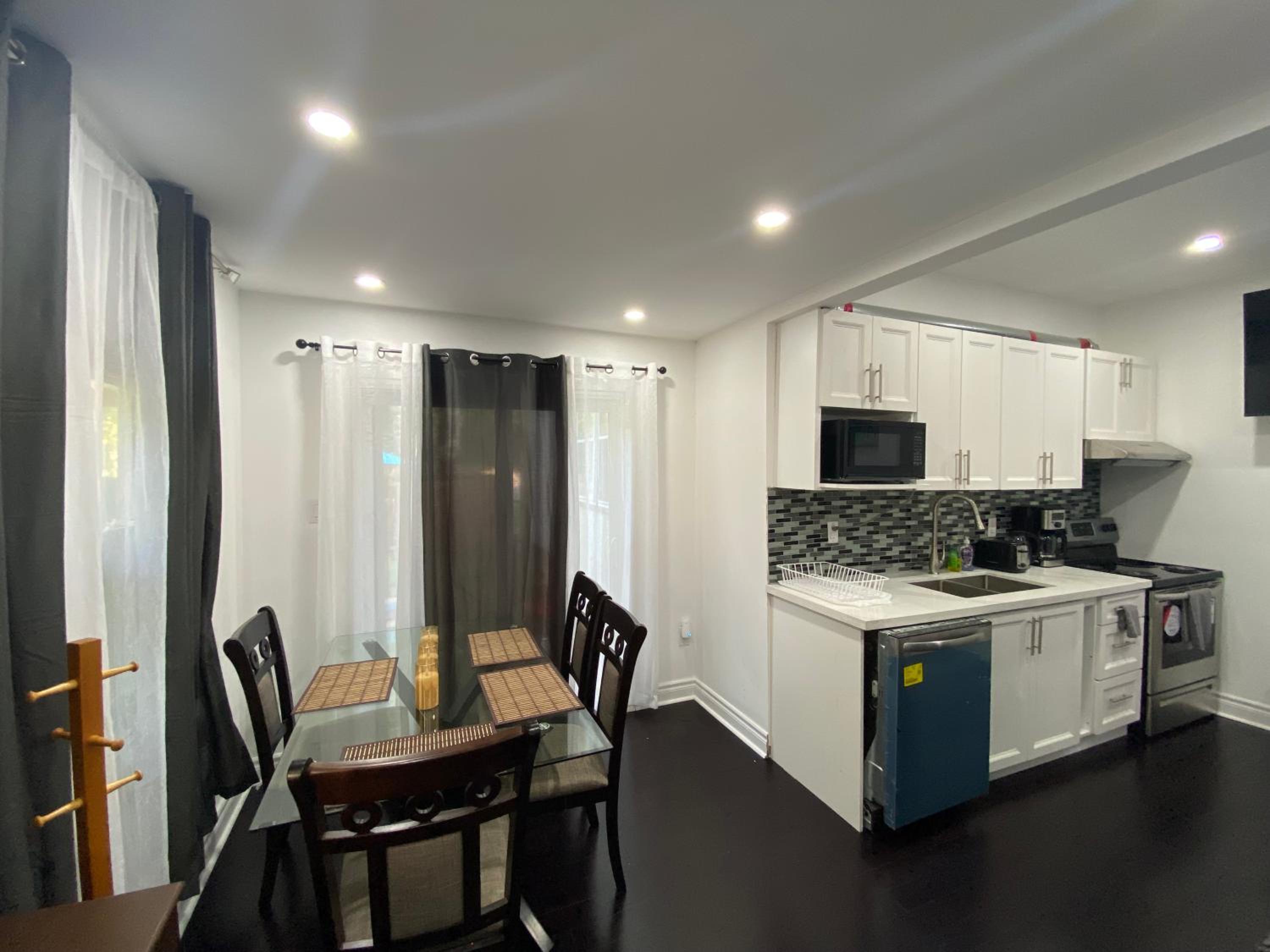 Oshawa Downtown, 2 Bed rooms house fully furnished