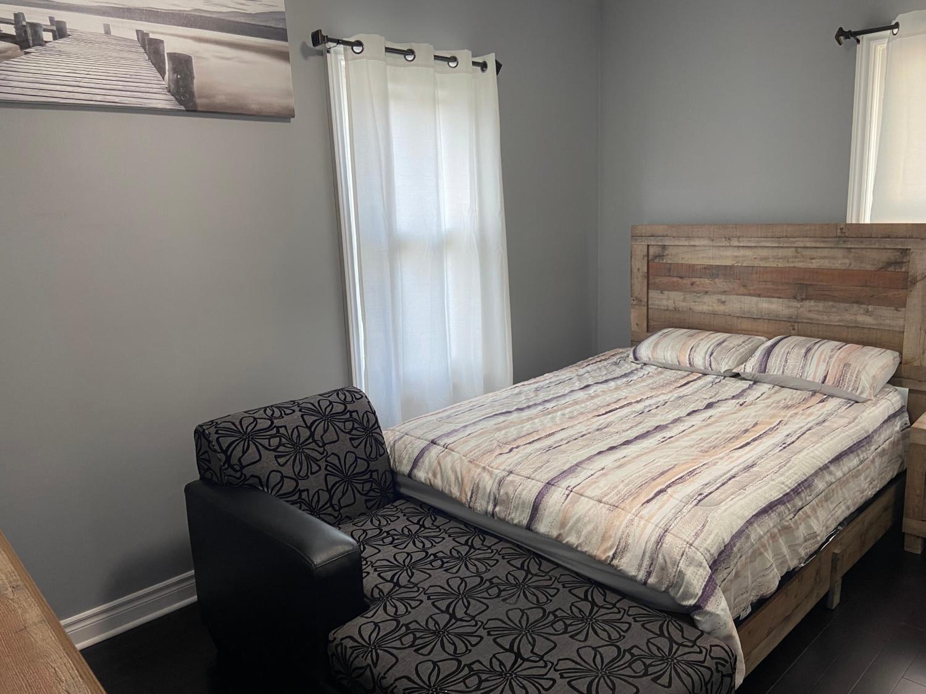 Oshawa Downtown, 2 Bed rooms house fully furnished