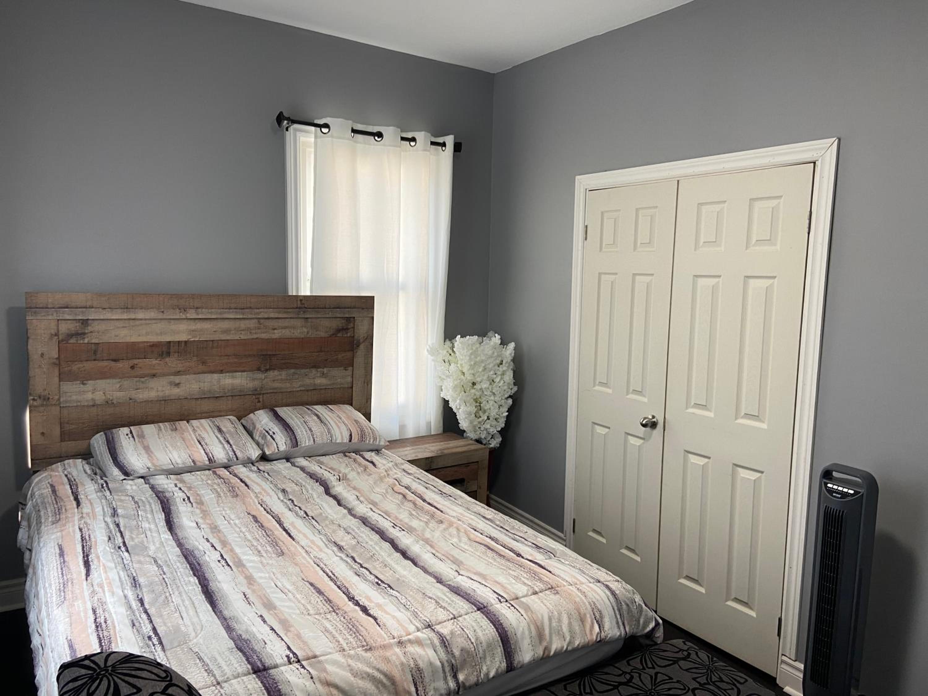 Oshawa Downtown, 2 Bed rooms house fully furnished