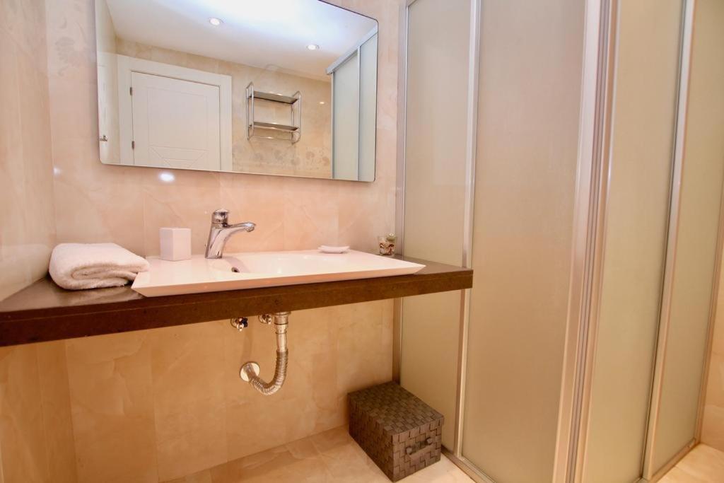 Miraflores Sea View Apartment with Garden