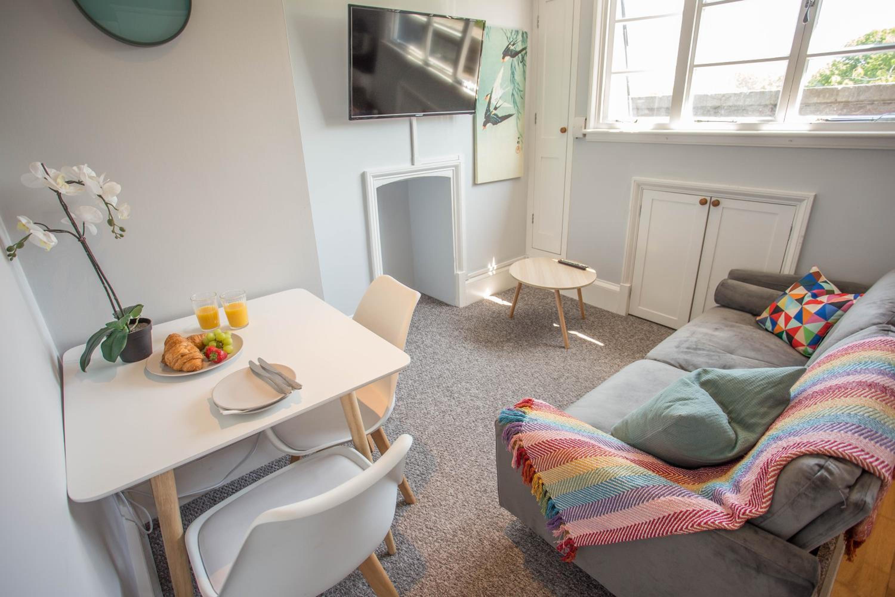 Cosy, Central Flat for up to 4 with Park View view 5