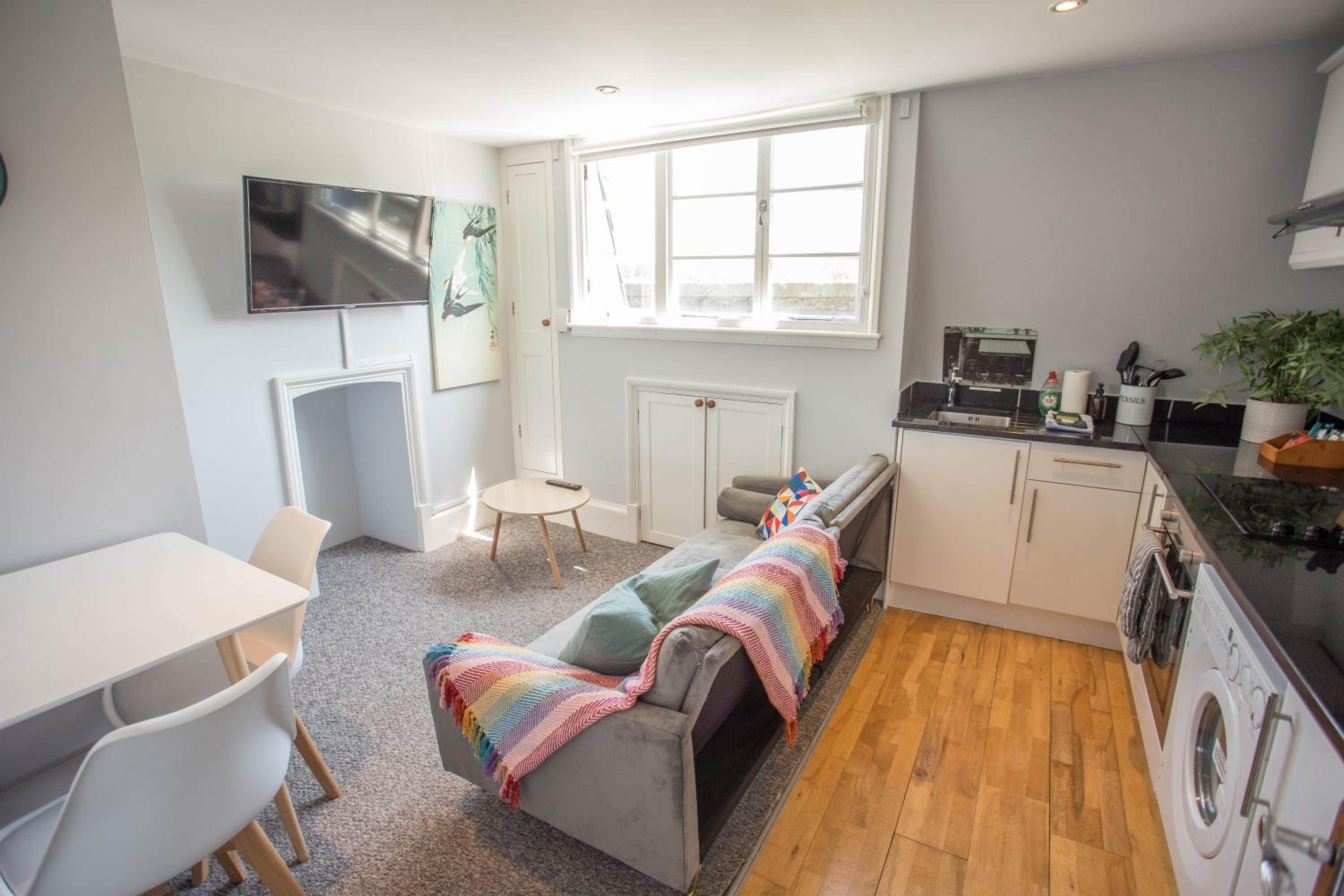 Cosy, Central Flat for up to 4 with Park View view 3