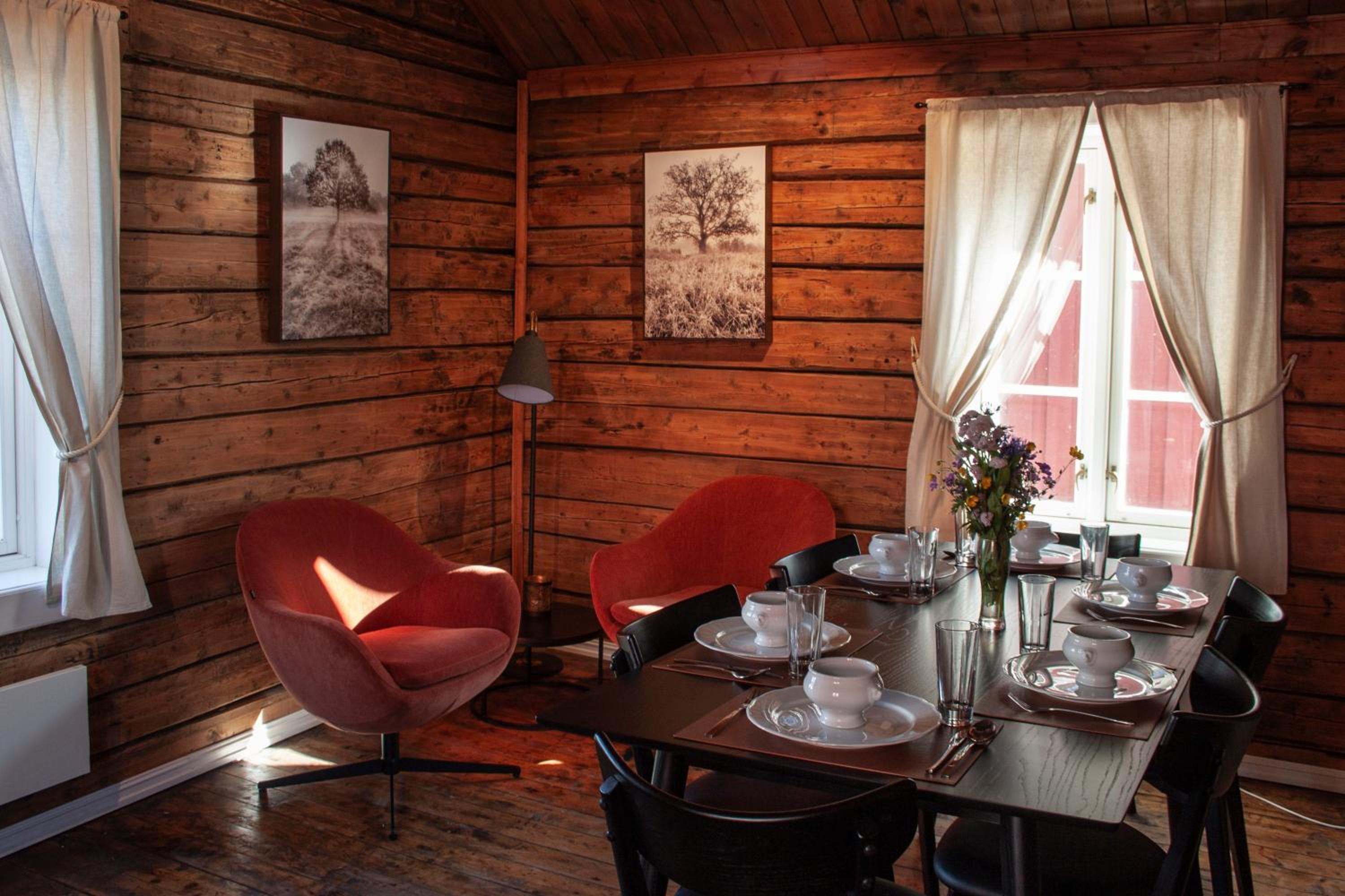 Authentic central located cabin close to Reinebringen Lofoten view 4