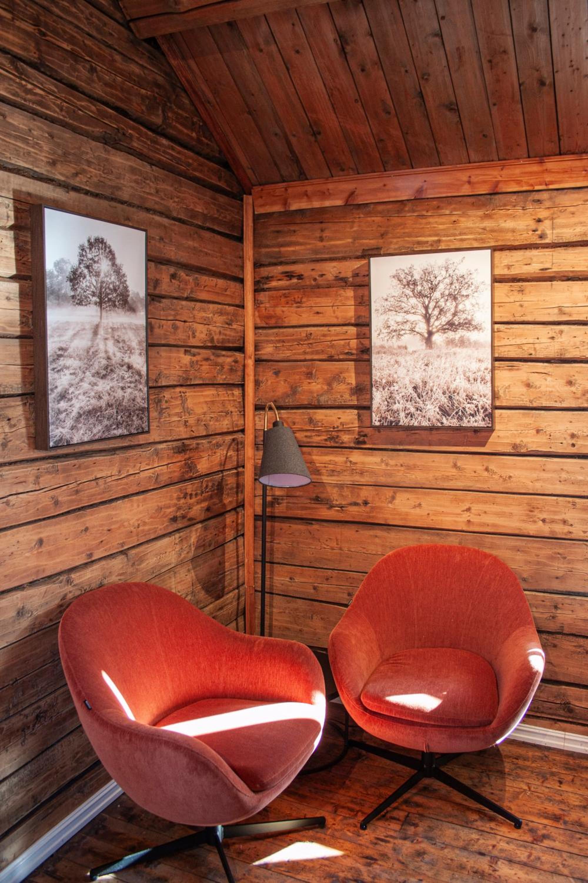 Authentic central located cabin close to Reinebringen Lofoten view 5