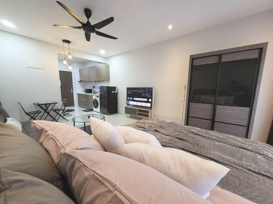 Experience Movie under the stars galaxy - Studio Suites - 15 mins to CIQ
