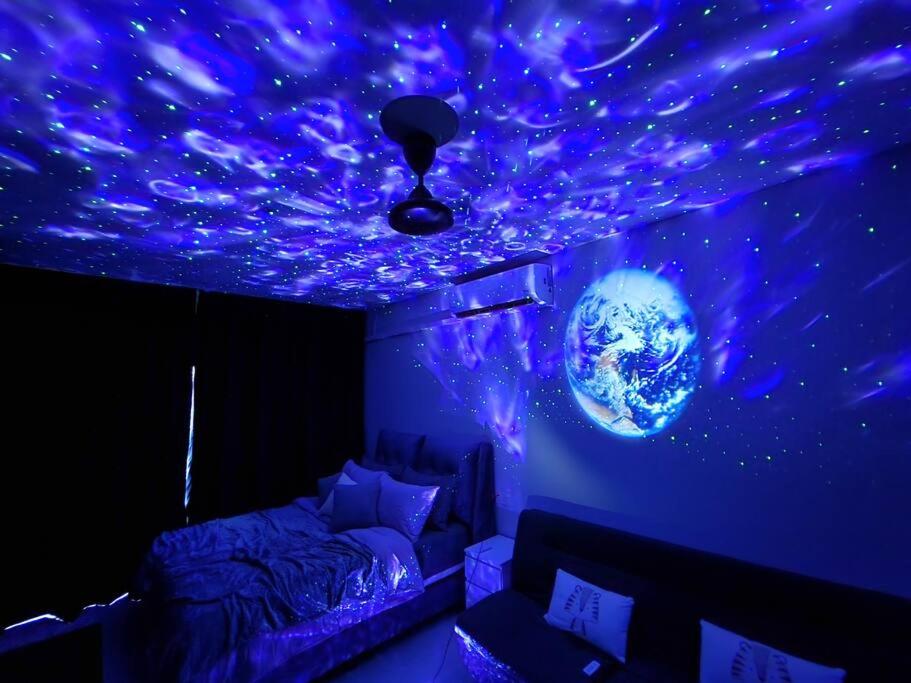 Experience Movie under the stars galaxy - Studio Suites - 15 mins to CIQ