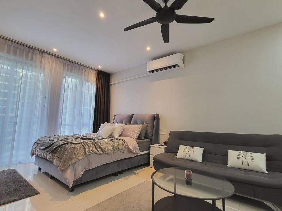 Experience Movie under the stars galaxy - Studio Suites - 15 mins to CIQ
