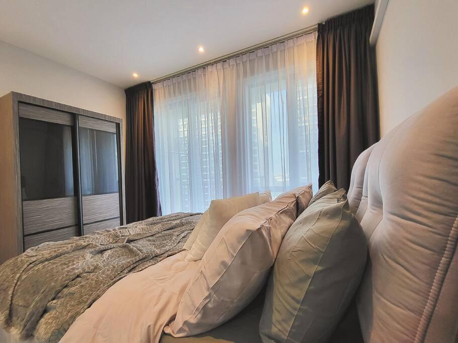 Experience Movie under the stars galaxy - Studio Suites - 15 mins to CIQ