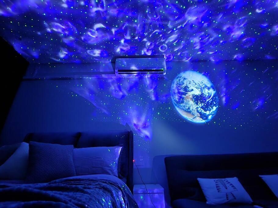 Experience Movie under the stars galaxy - Studio Suites - 15 mins to CIQ