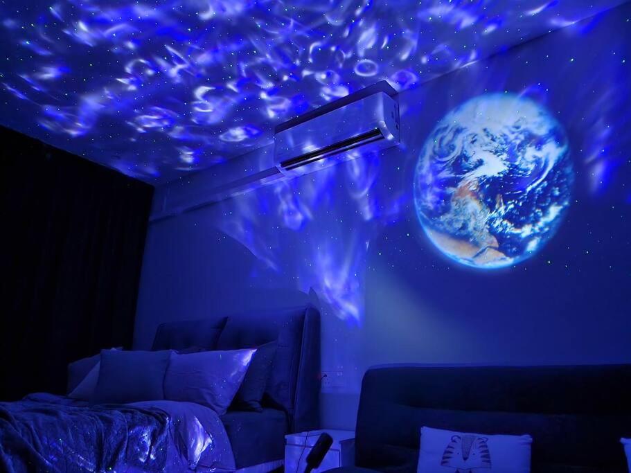Experience Movie under the stars galaxy - Studio Suites - 15 mins to CIQ