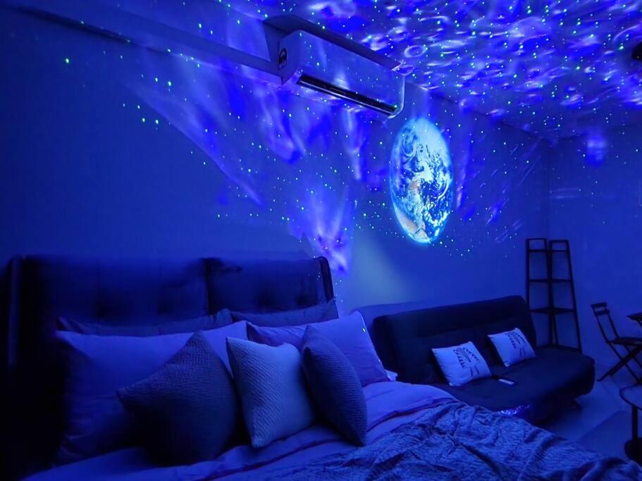 Experience Movie under the stars galaxy - Studio Suites - 15 mins to CIQ