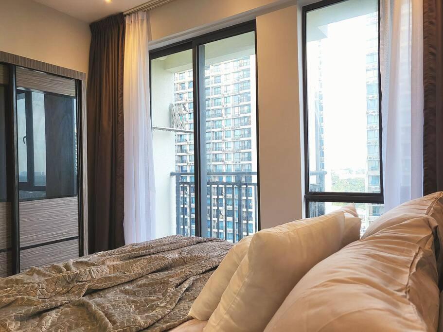 Experience Movie under the stars galaxy - Studio Suites - 15 mins to CIQ
