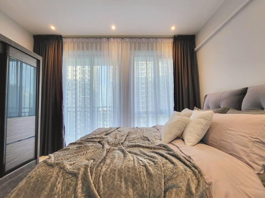 Experience Movie under the stars galaxy - Studio Suites - 15 mins to CIQ