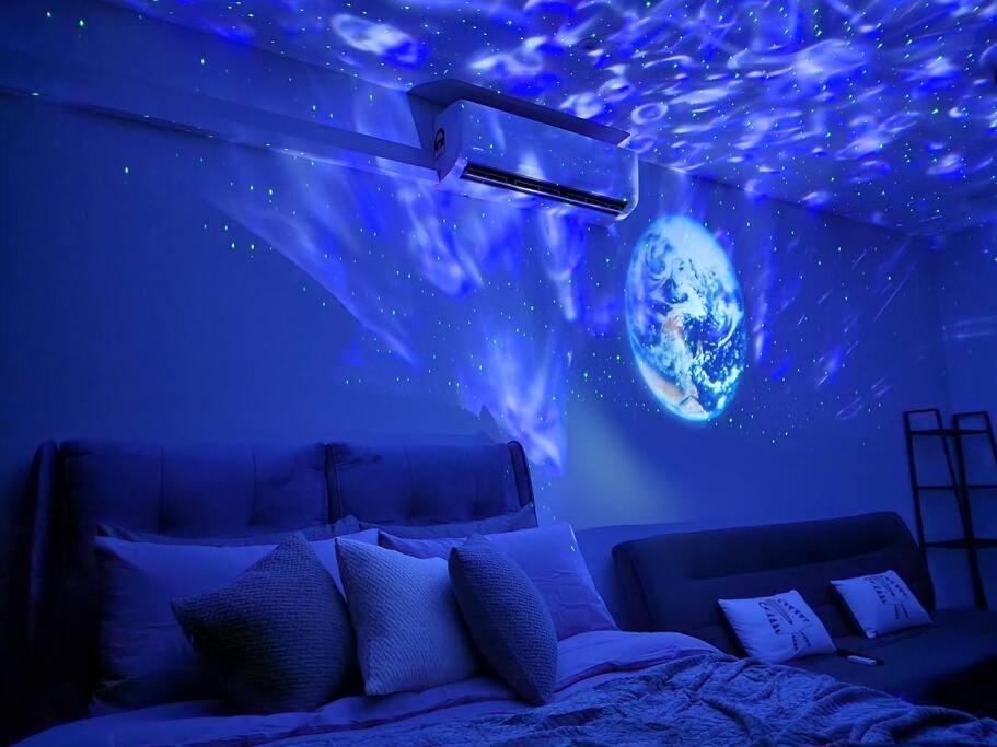 Experience Movie under the stars galaxy - Studio Suites - 15 mins to CIQ
