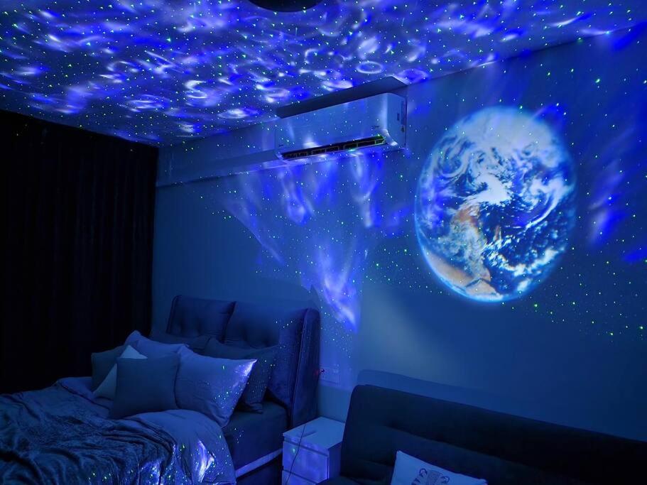 Experience Movie under the stars galaxy - Studio Suites - 15 mins to CIQ