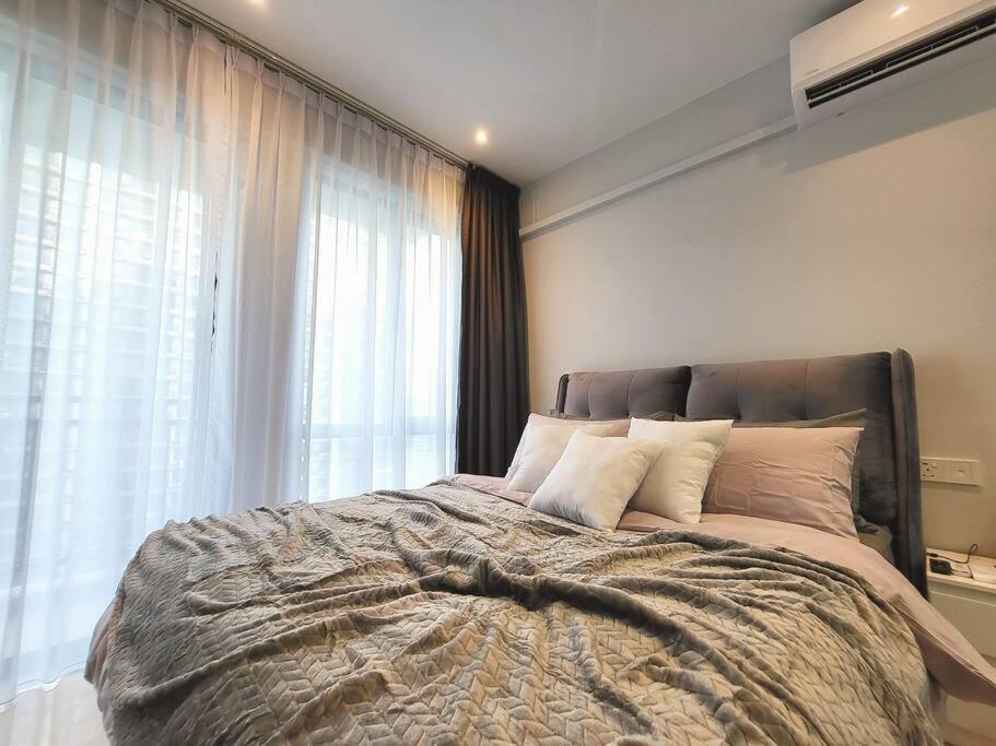 Experience Movie under the stars galaxy - Studio Suites - 15 mins to CIQ