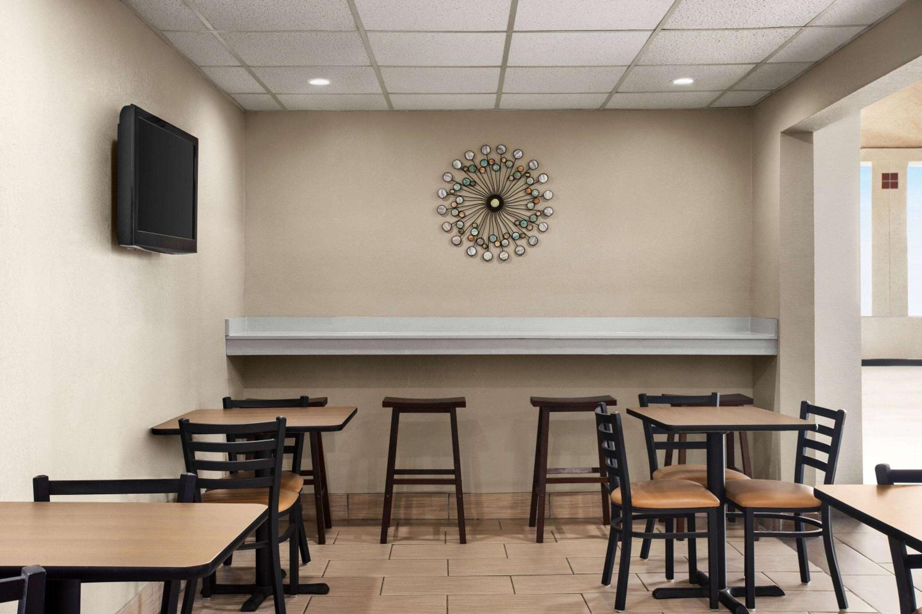 Gainesville Vacations - Super 8 by Wyndham Gainesville TX - Property Image 1